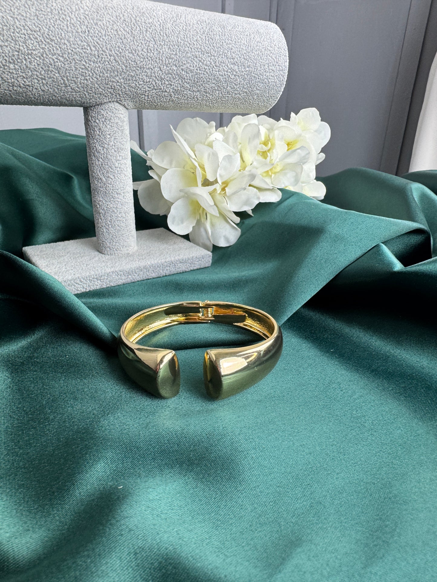 ITALIAN GOLD BANGLE BRACELET