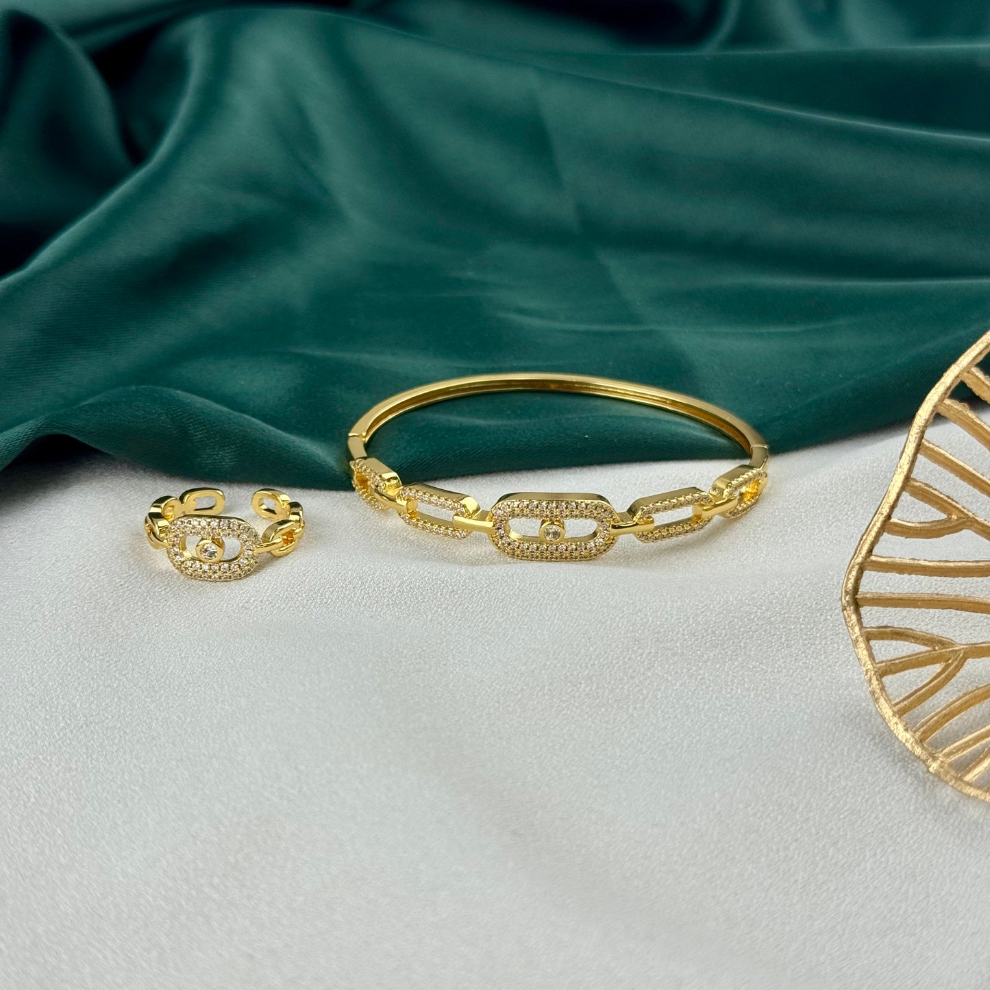 ITALIAN GOLD BRACELET AND RING SET.