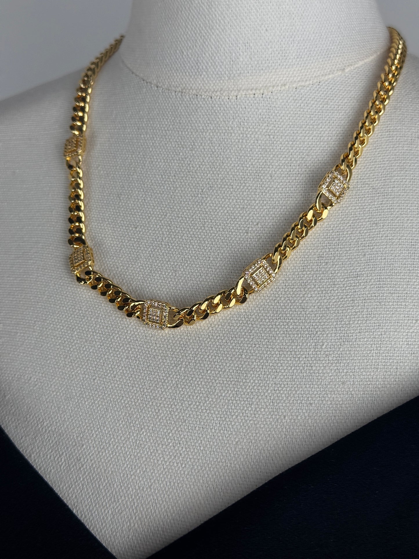 ITALIAN GOLD NECKLACE.