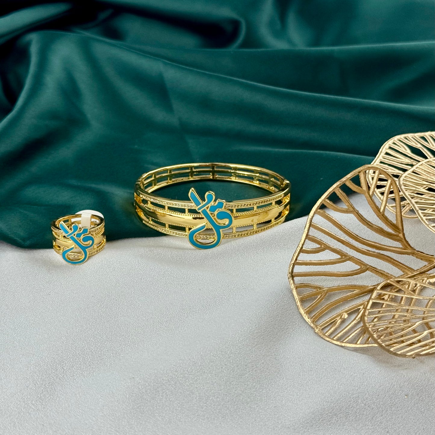 ITALIAN GOLD BRACELET AND RING SET.