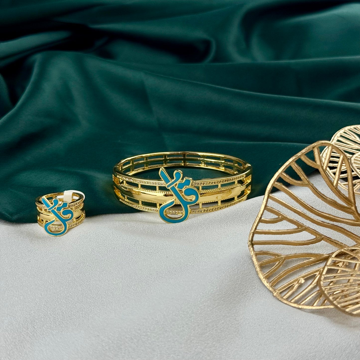 ITALIAN GOLD BRACELET AND RING SET.