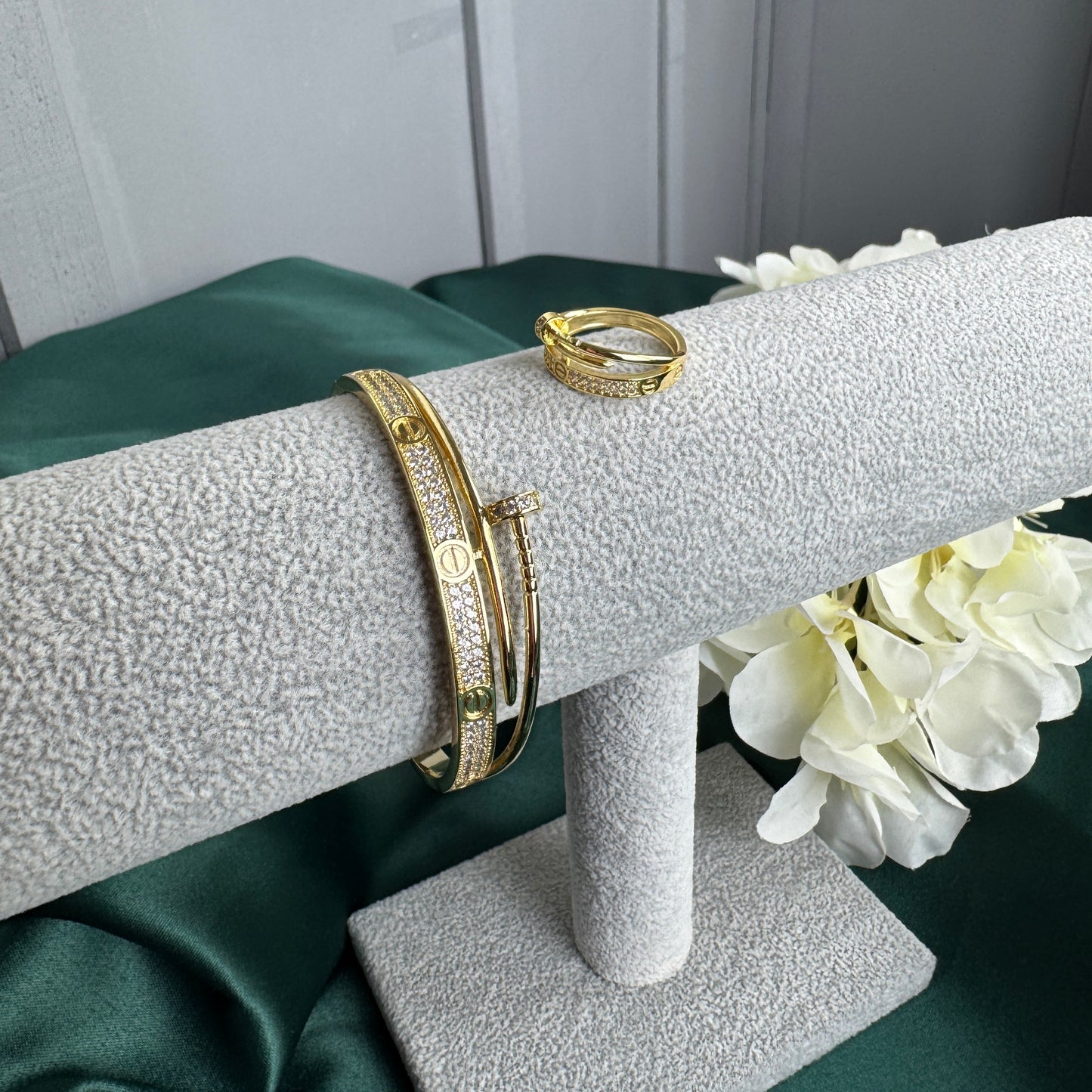 ITALIAN GOLD BRACELET AND RING SET.