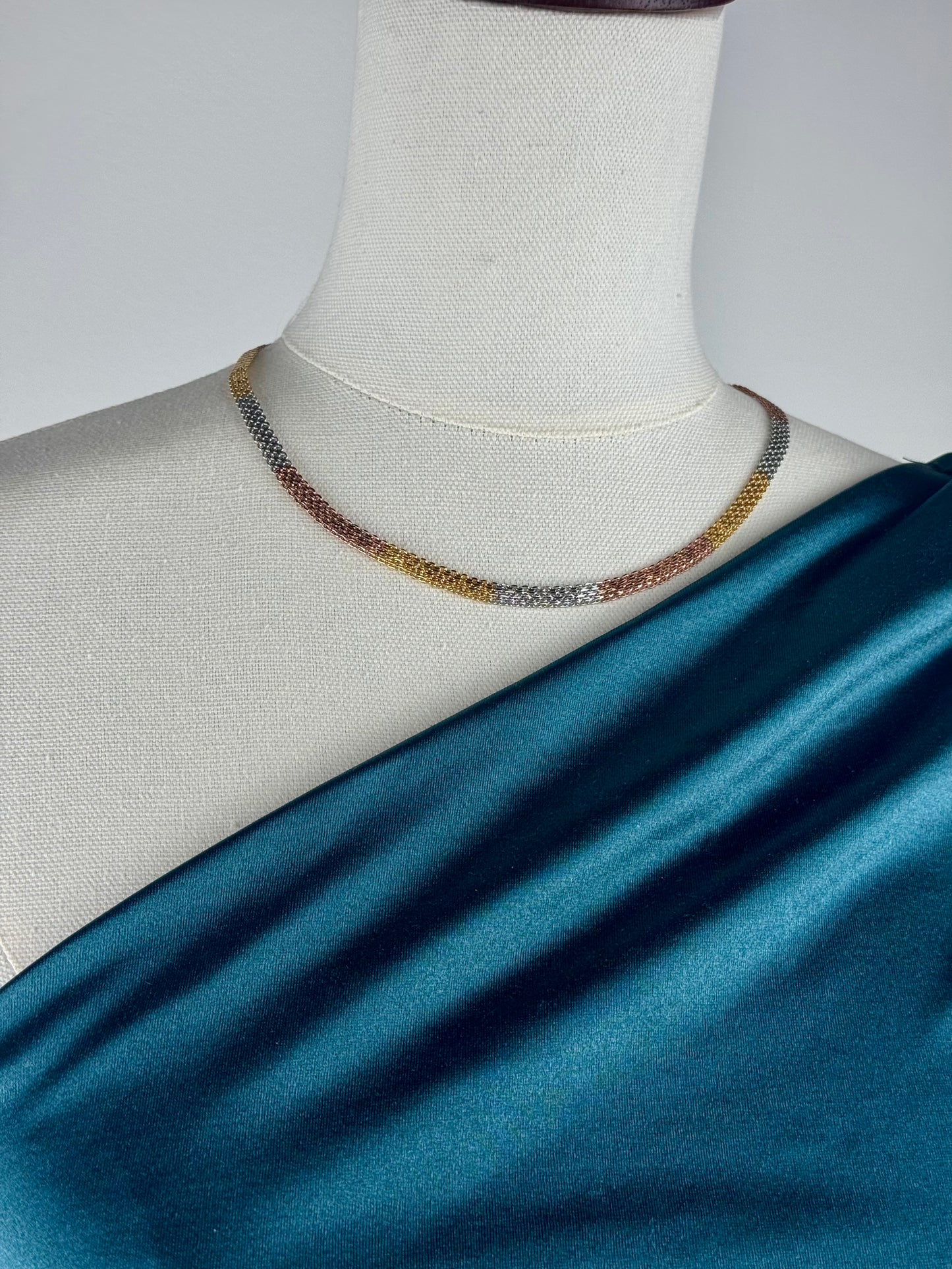 ITALIAN GOLD NECKLACE.