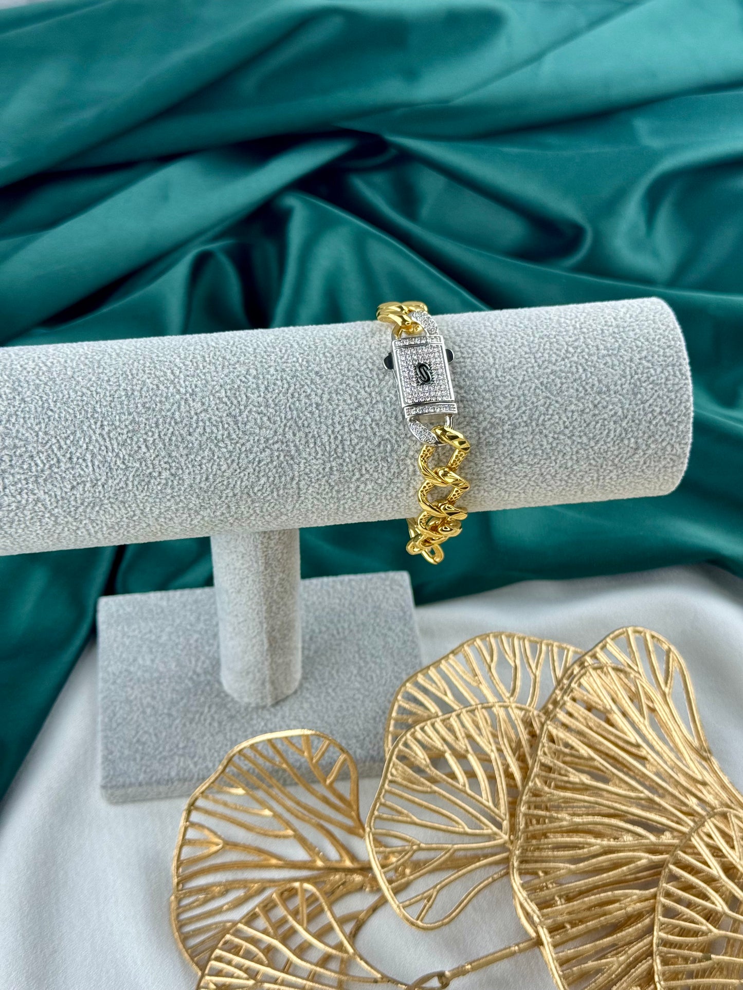 ITALIAN GOLD BRACELET.