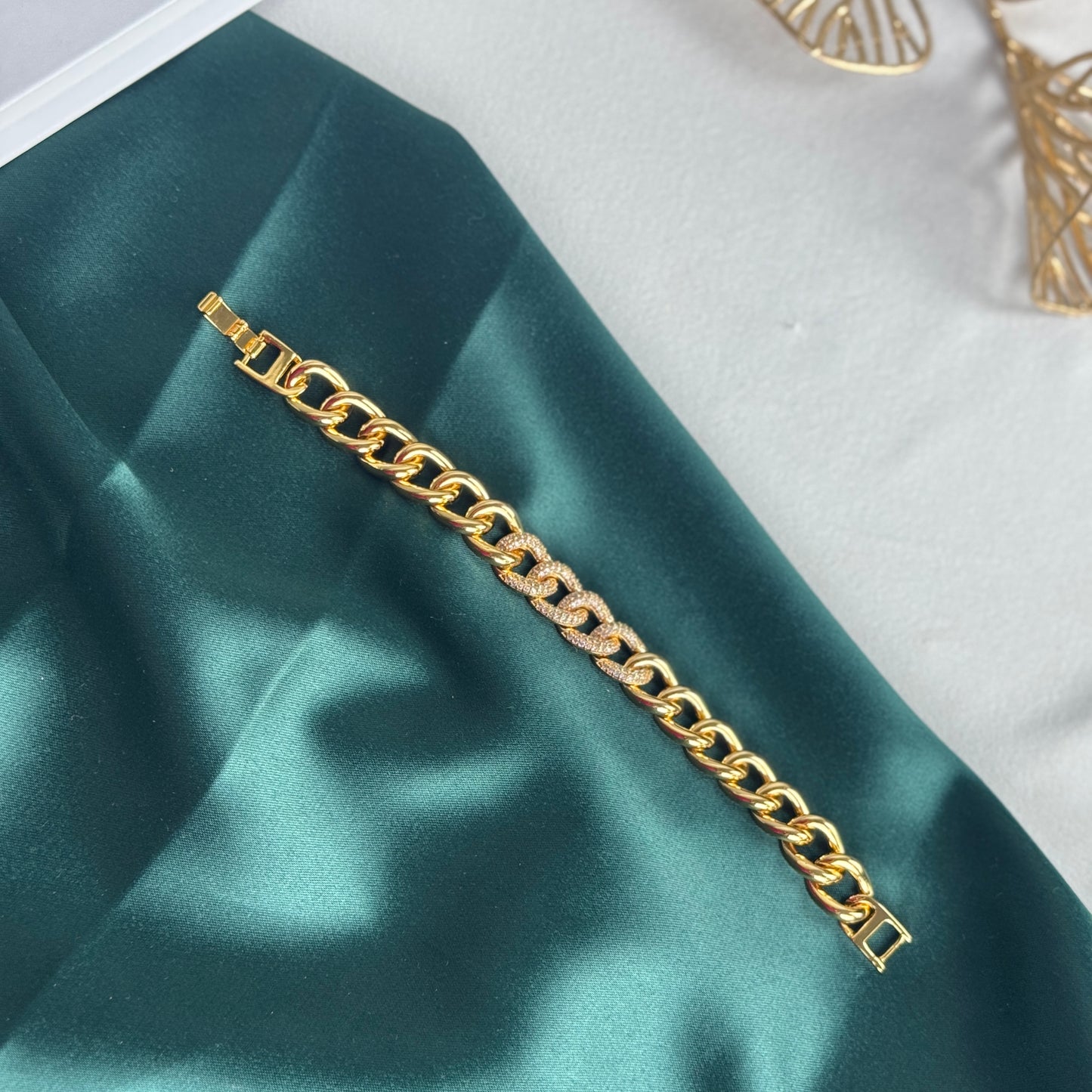 ITALIAN GOLD BRACELET.