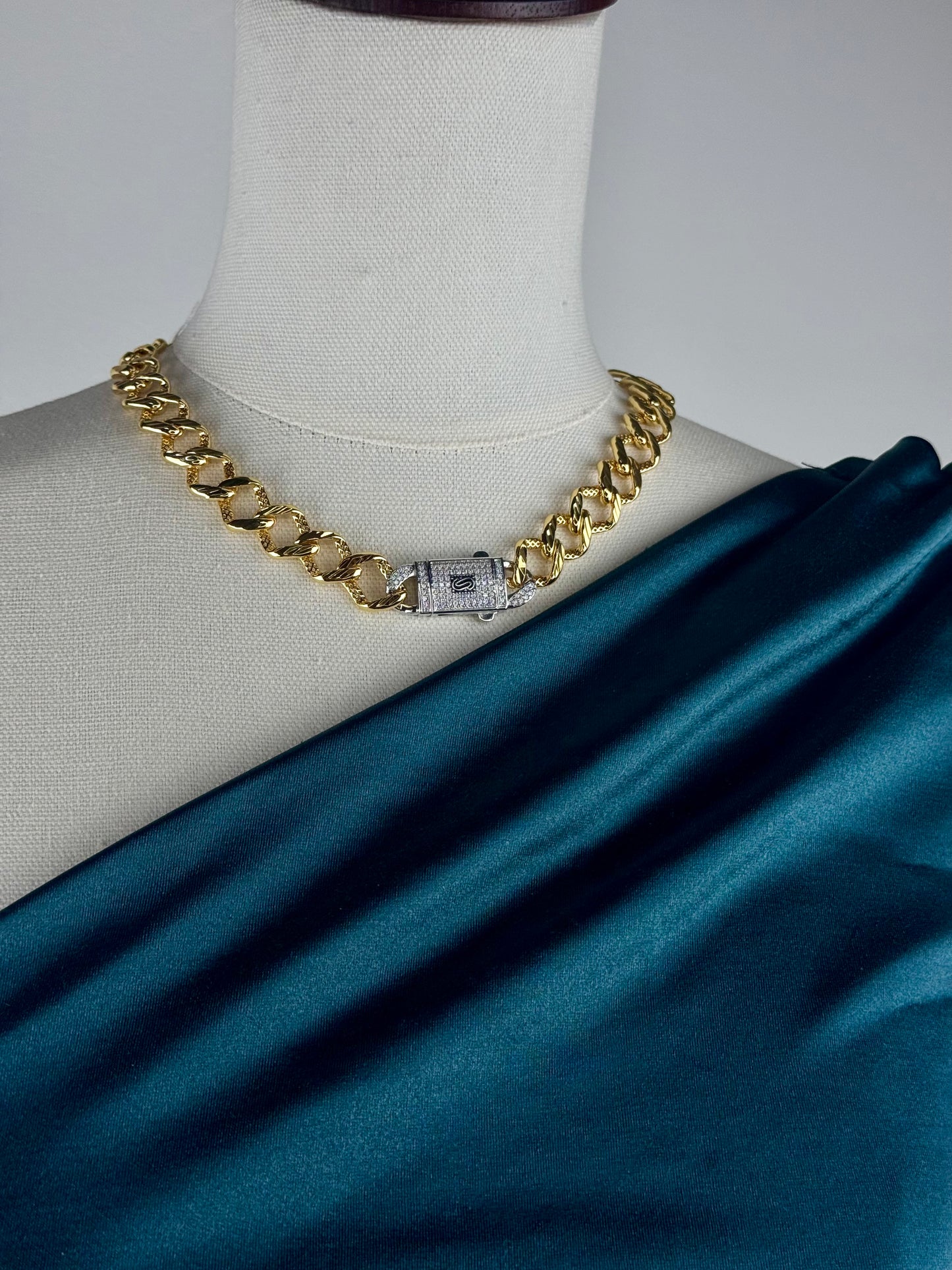 ITALIAN GOLD NECKLACE.