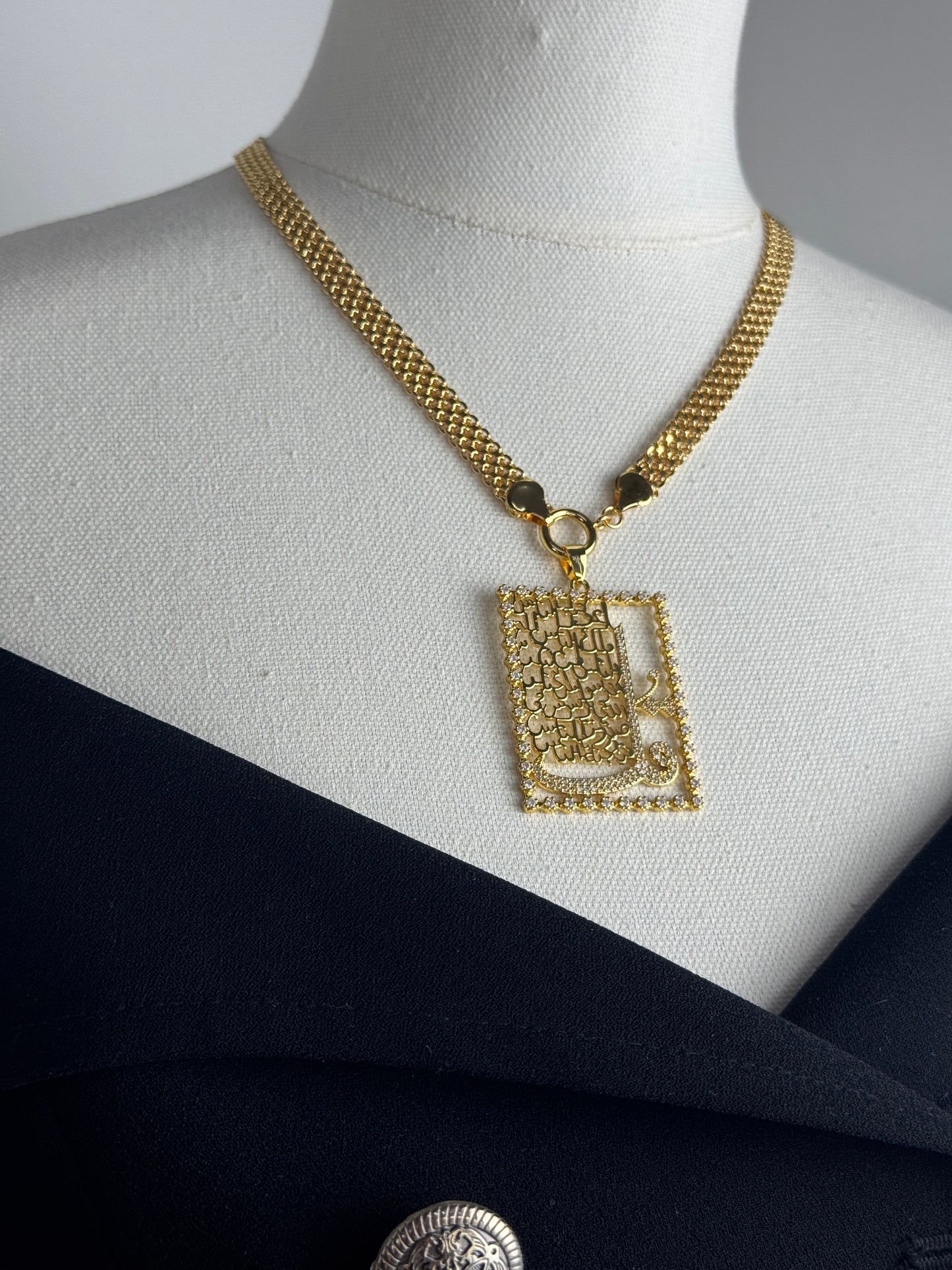ITALIAN GOLD NECKLACE.