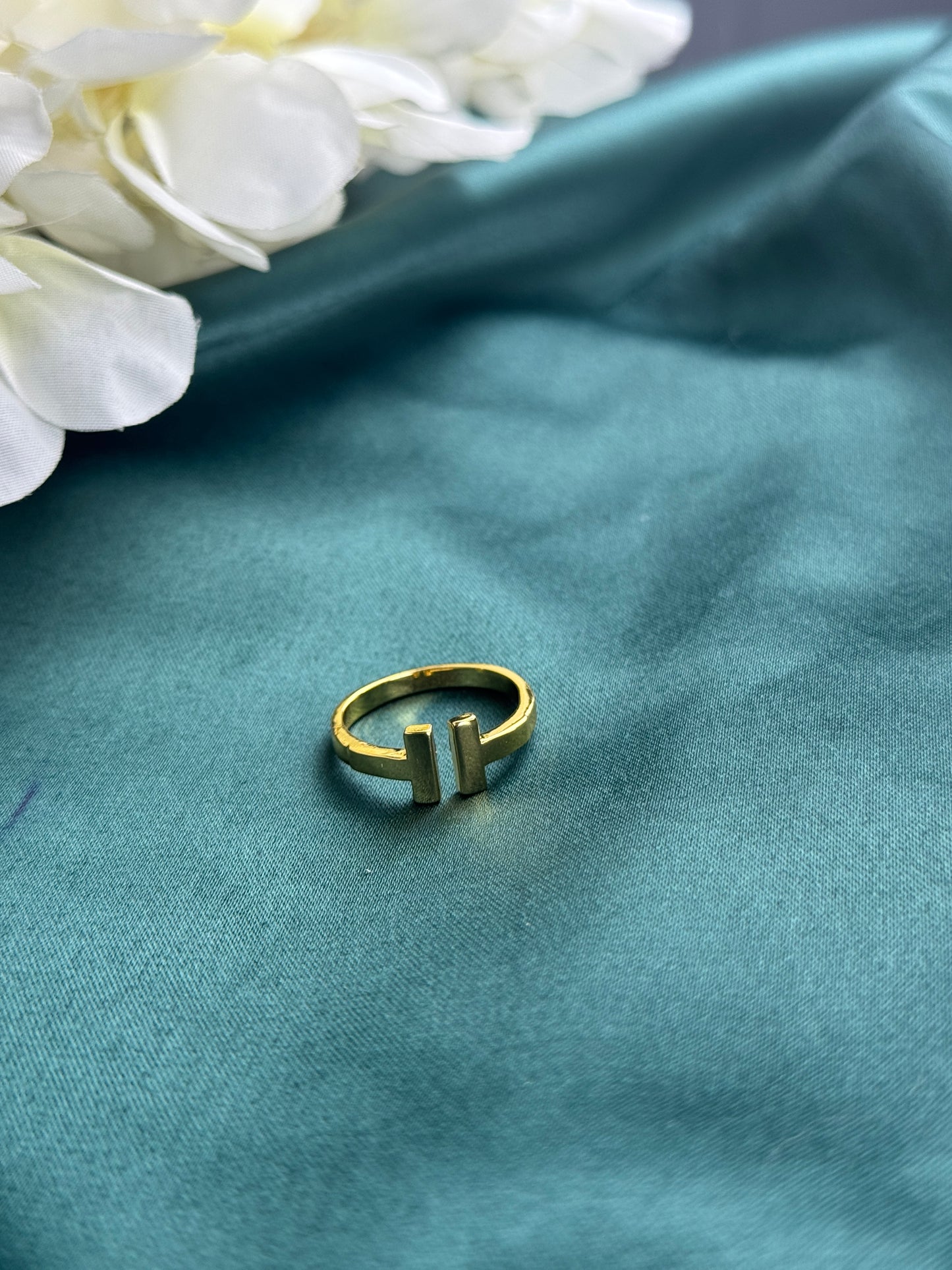 ITALIAN GOLD BRACELET AND RING SET.