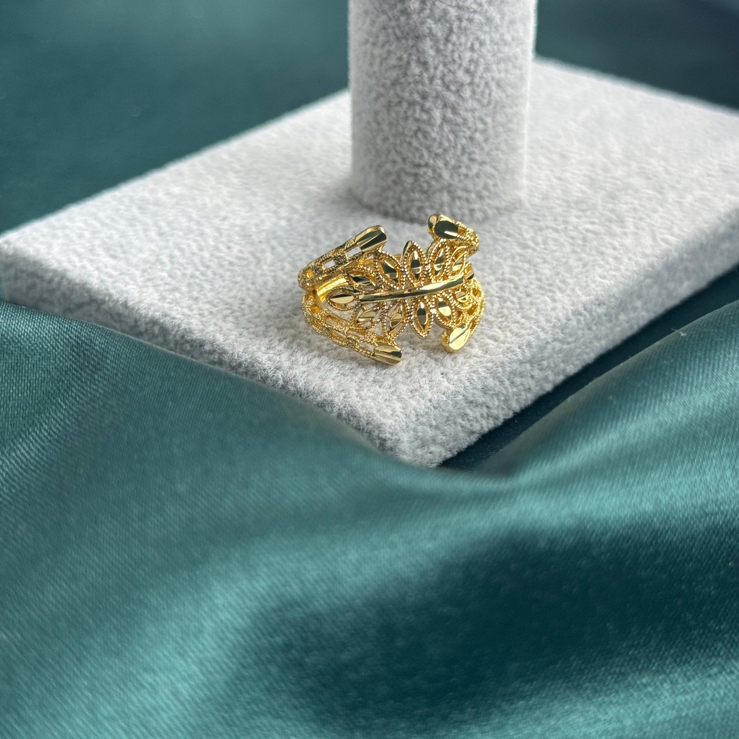 ITALIAN GOLD BRACELET AND RING SET.