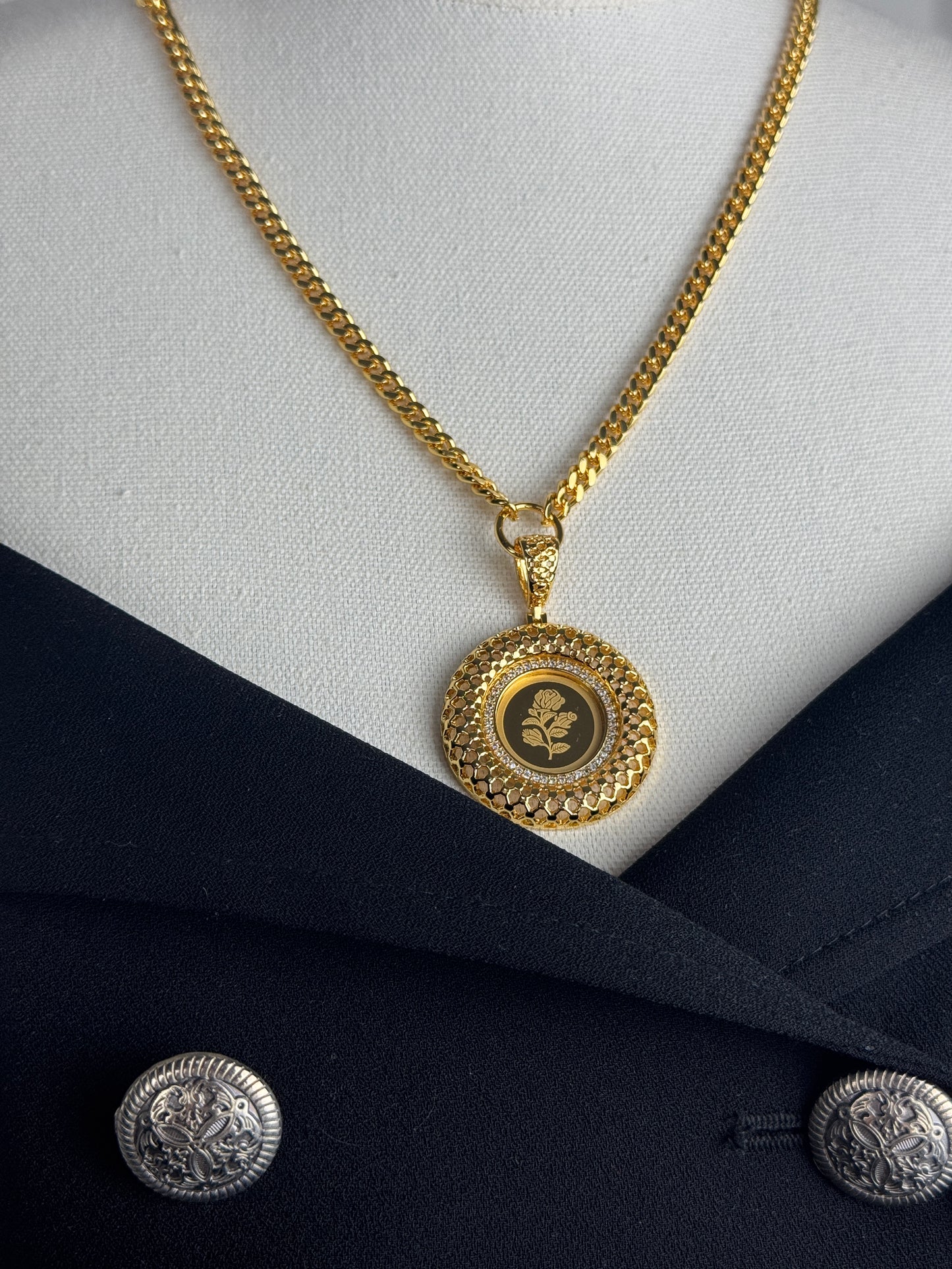 ITALIAN GOLD NECKLACE.