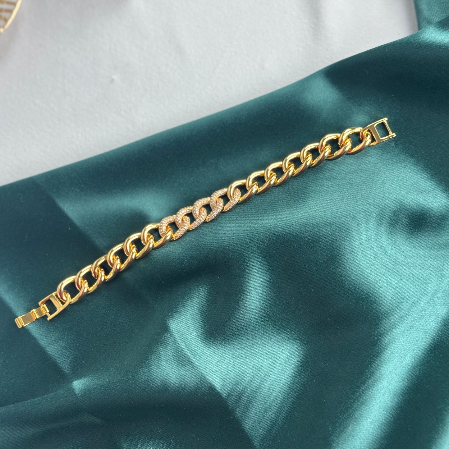 ITALIAN GOLD BRACELET.