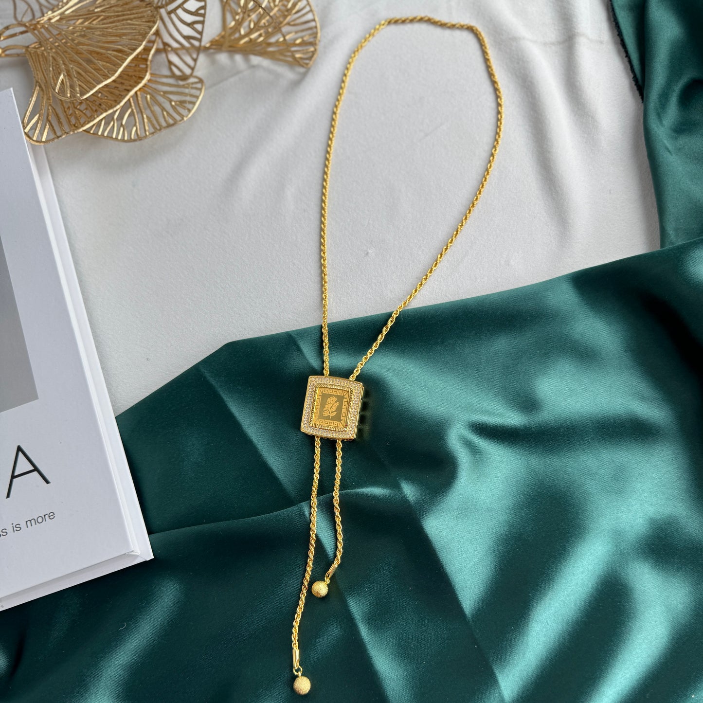 ITALIAN GOLD NECKLACE.