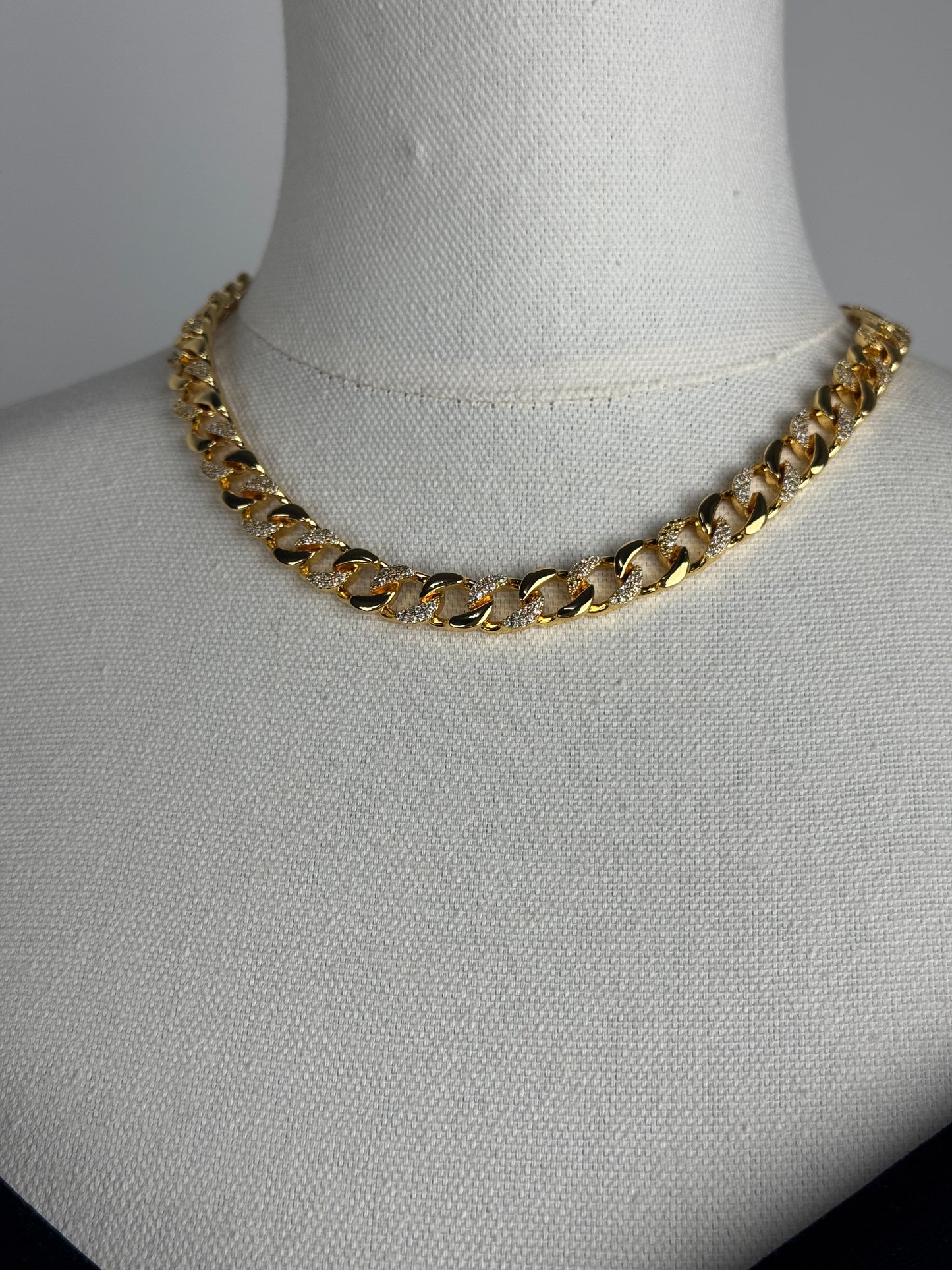 ITALIAN GOLD NECKLACE.