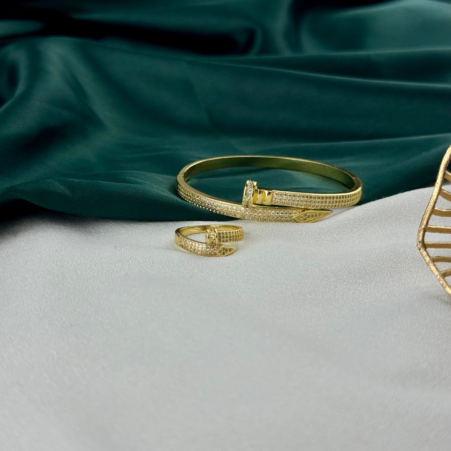 ITALIAN GOLD BRACELET AND RING SET.