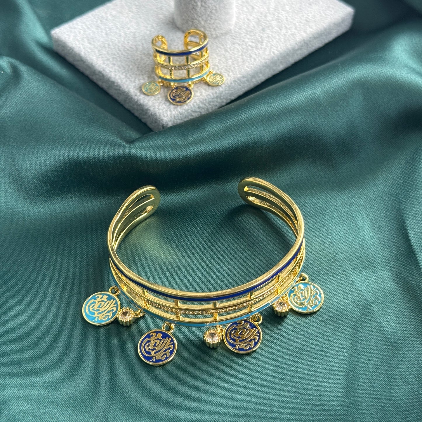 ITALIAN GOLD BRACELET AND RING SET.