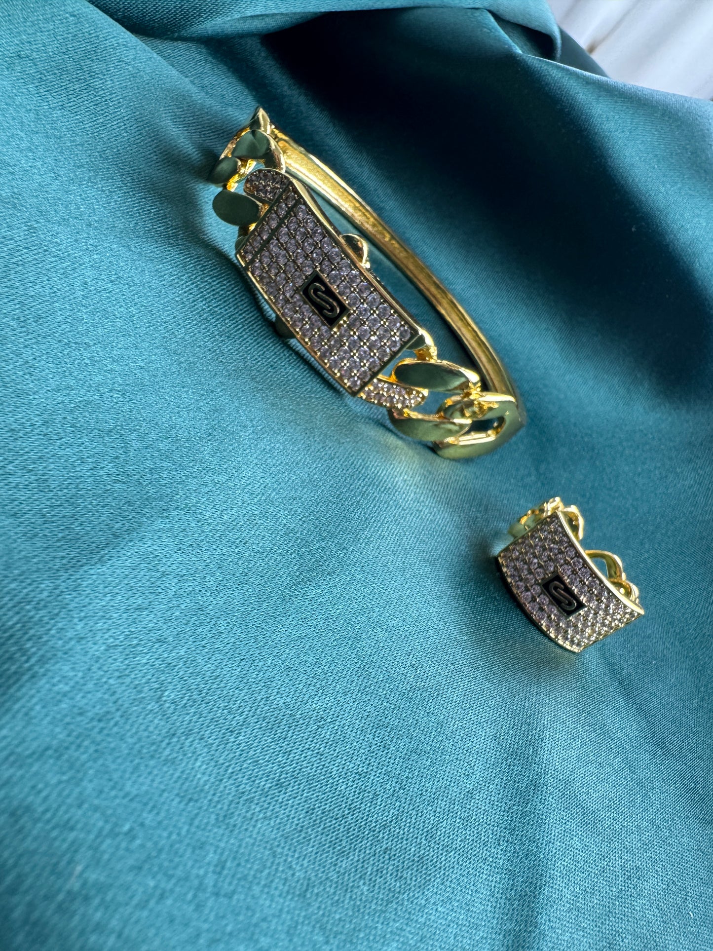 ITALIAN GOLD BRACELET AND RING SET.