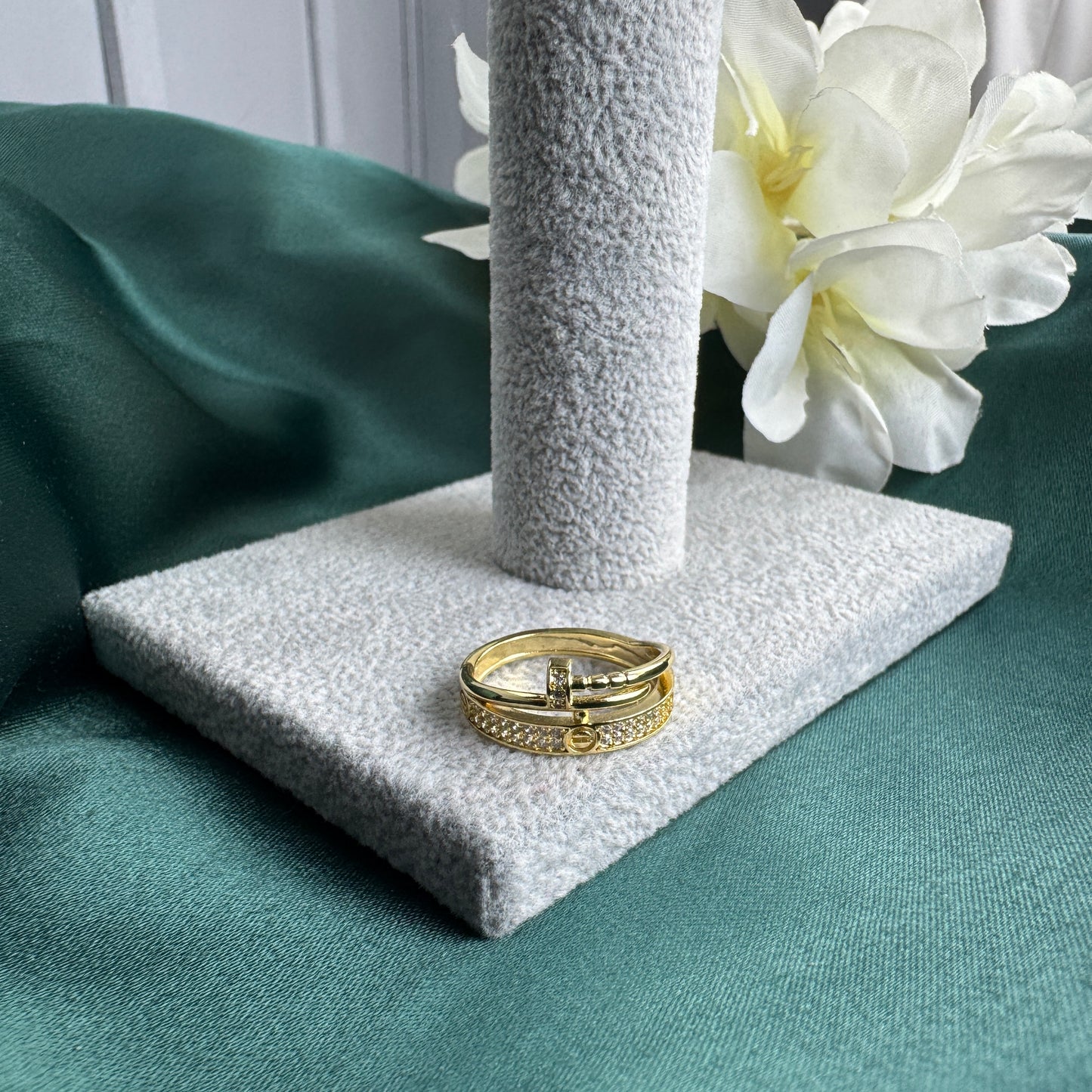 ITALIAN GOLD BRACELET AND RING SET.