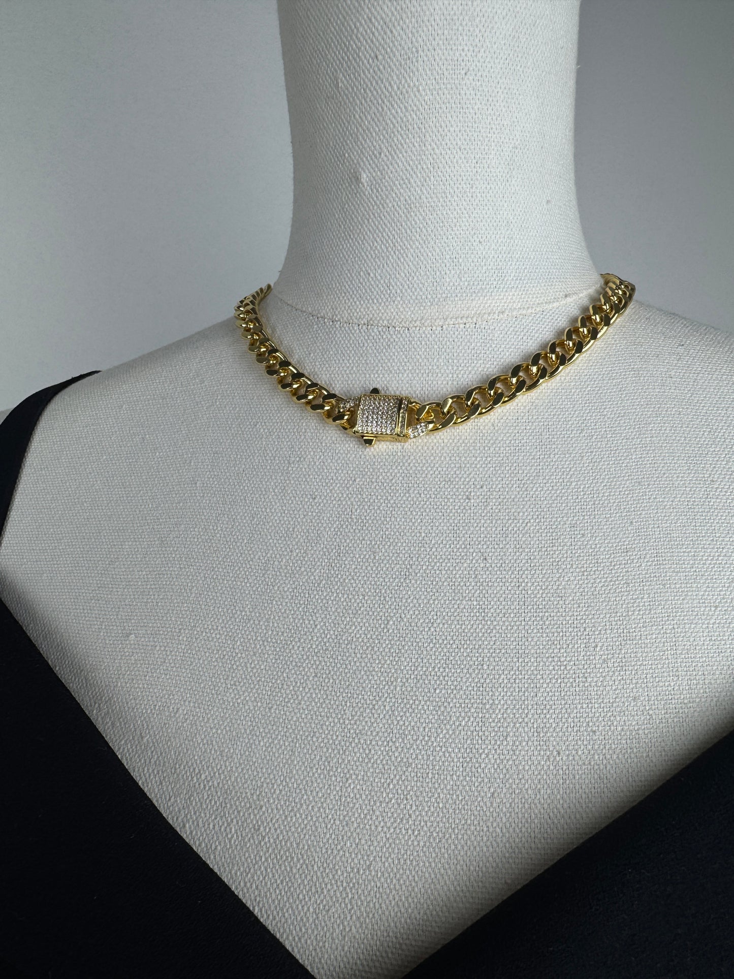 ITALIAN GOLD NECKLACE.