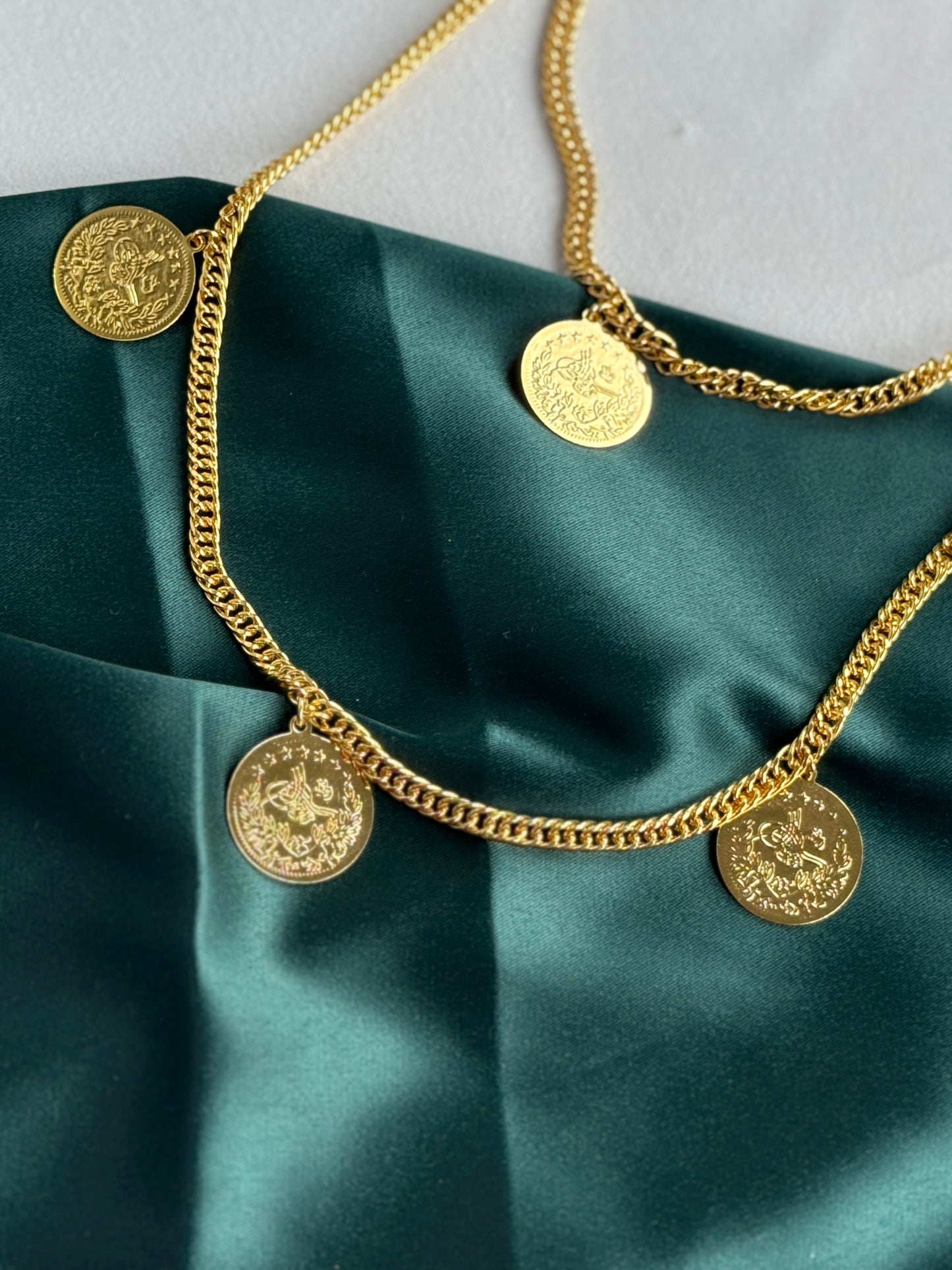 ITALIAN GOLD NECKLACE.