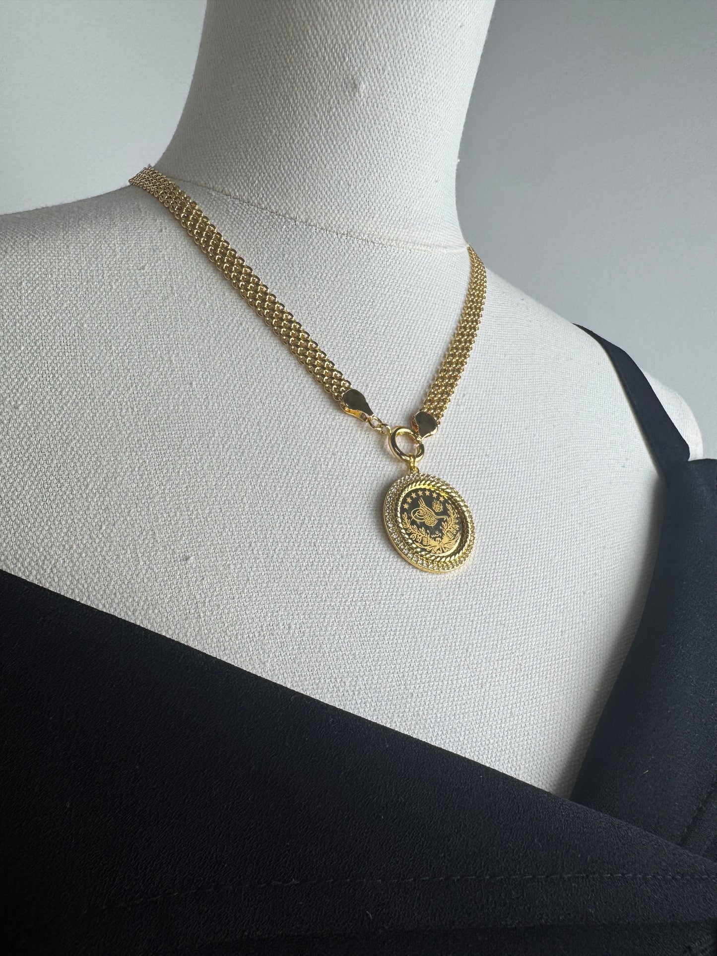 ITALIAN GOLD NECKLACE.