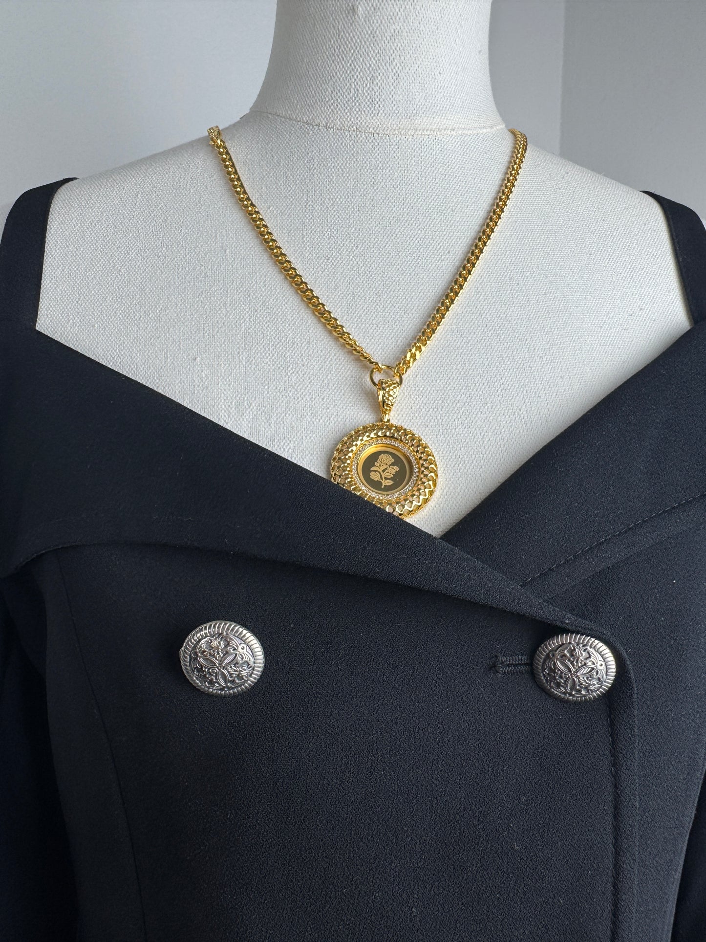 ITALIAN GOLD NECKLACE.