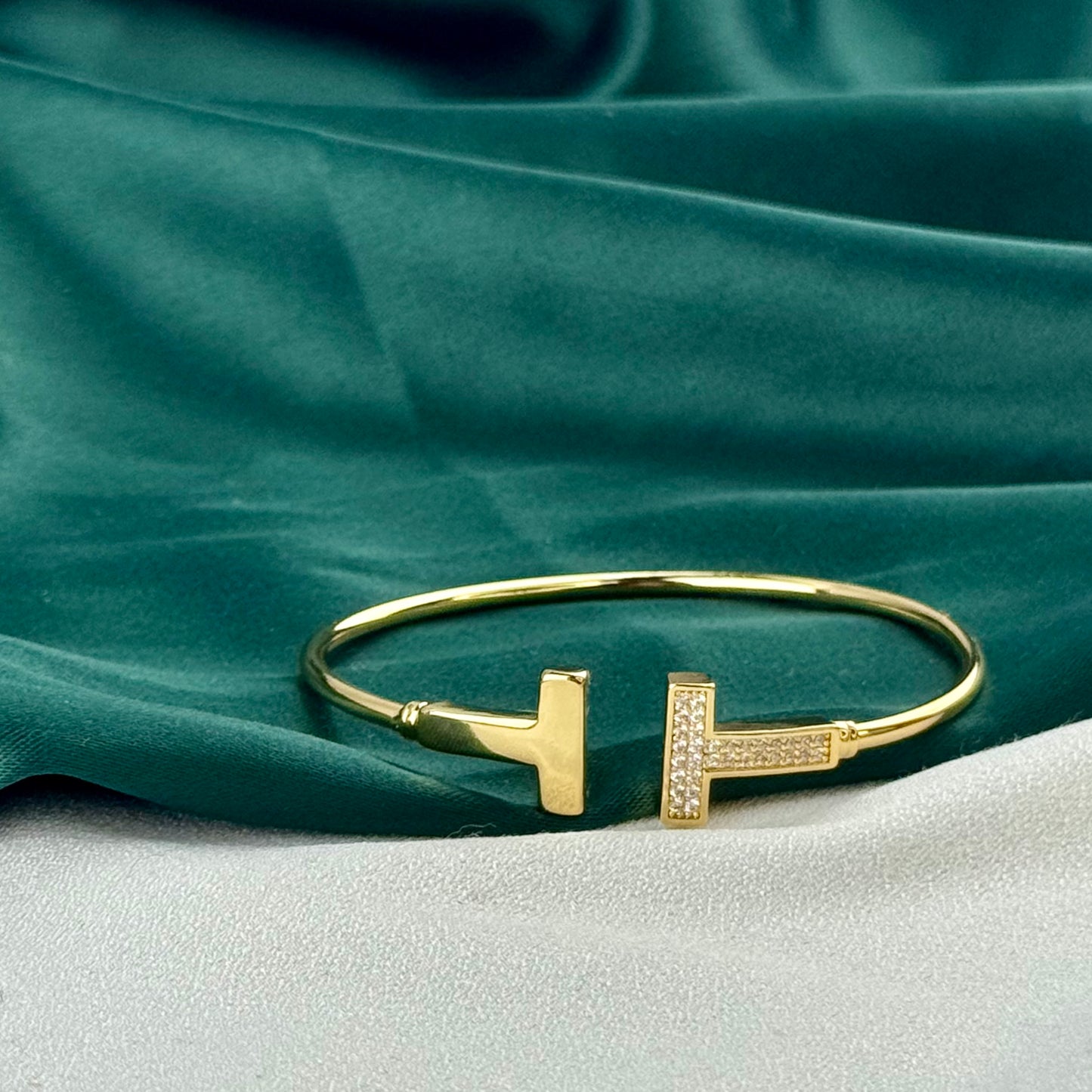 ITALIAN GOLD BANGLE BRACELET.