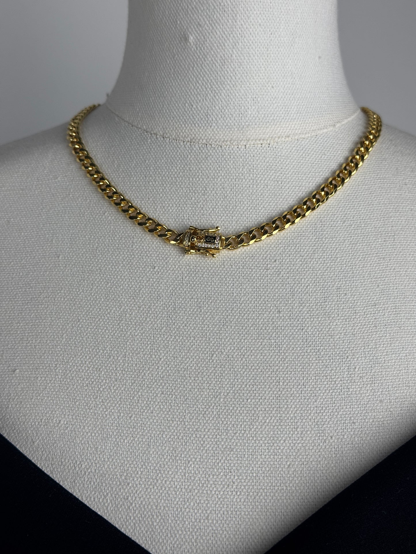 ITALIAN GOLD NECKLACE.
