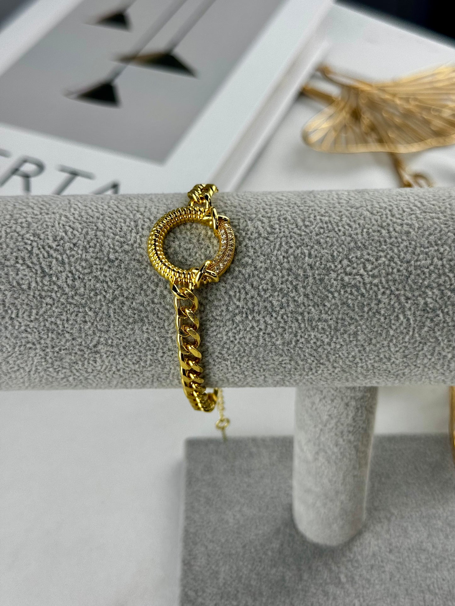 ITALIAN GOLD BRACELET.