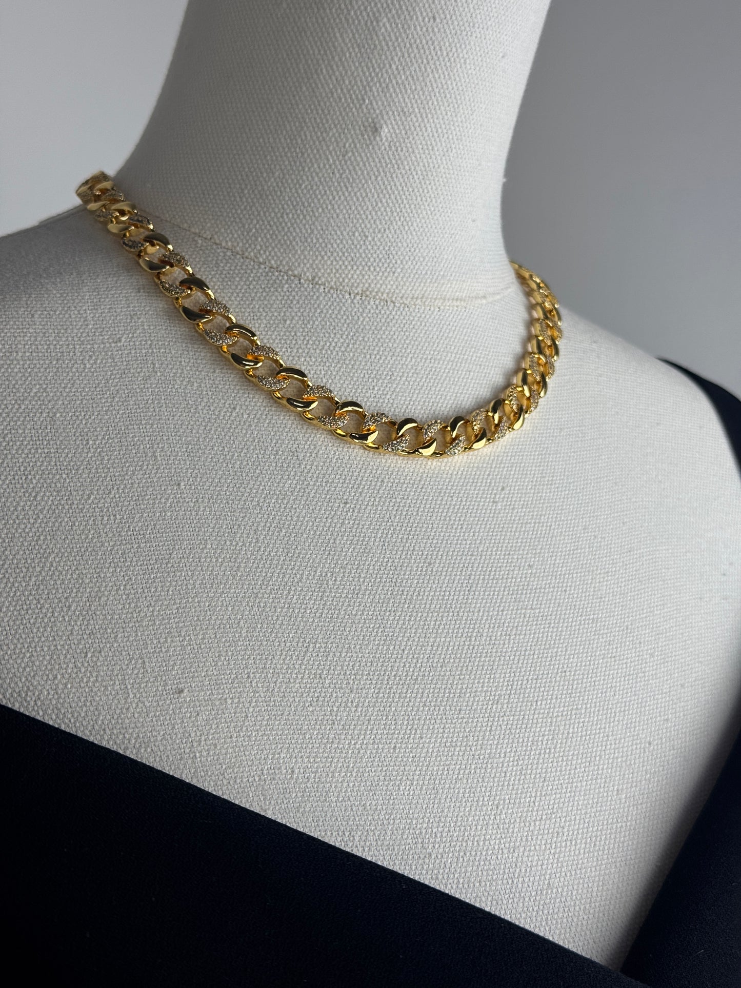 ITALIAN GOLD NECKLACE.