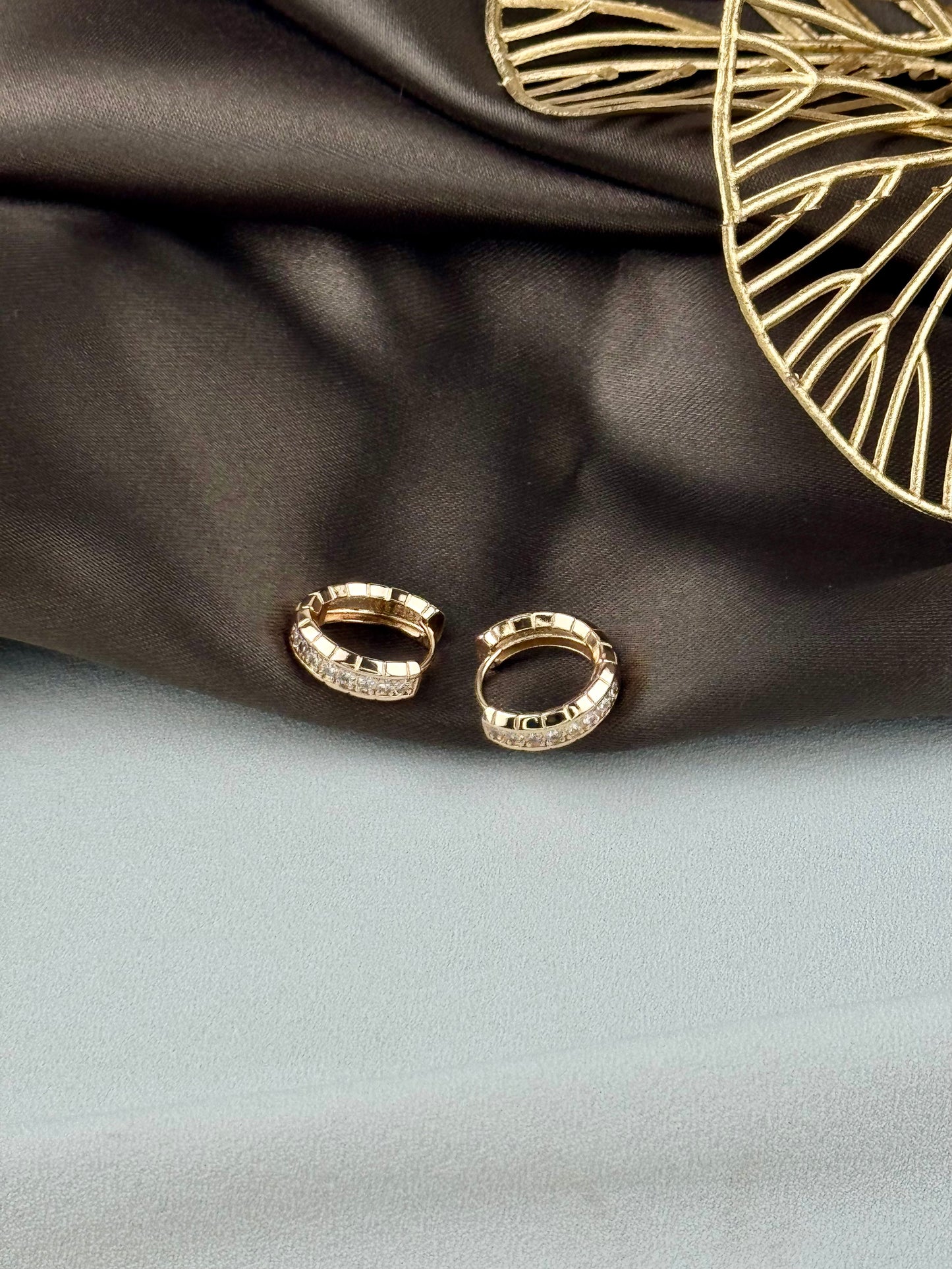 ITALIAN GOLD EARRINGS.