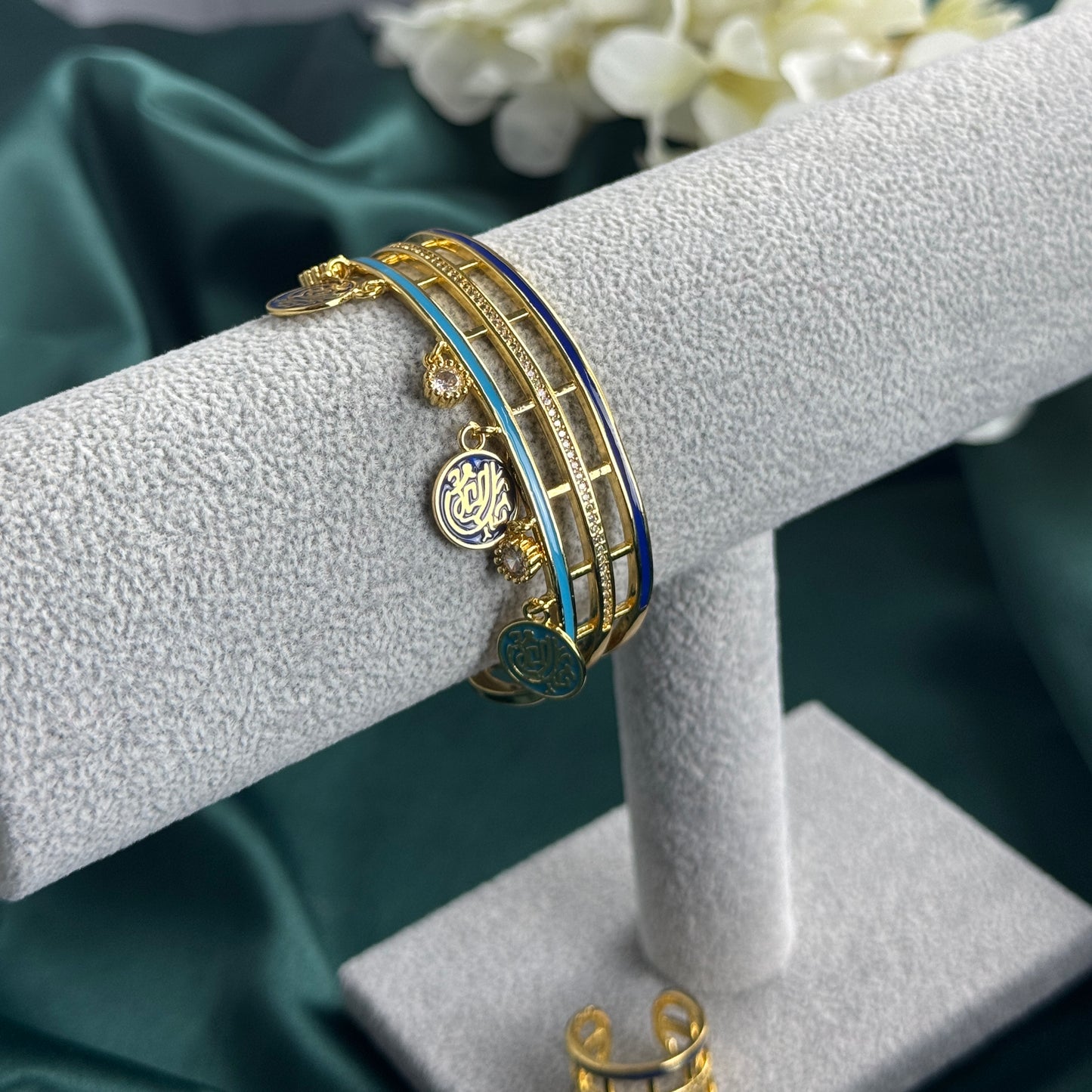 ITALIAN GOLD BRACELET AND RING SET.
