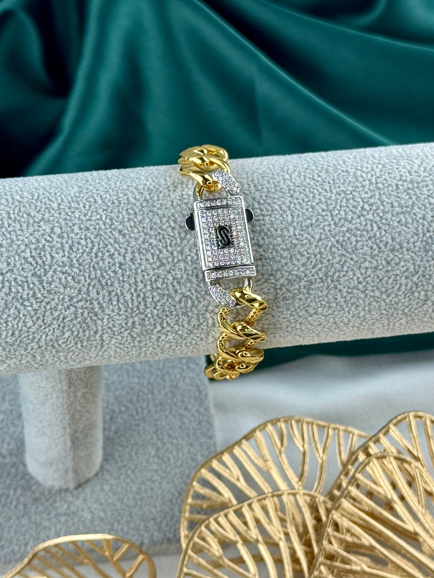 ITALIAN GOLD BRACELET.