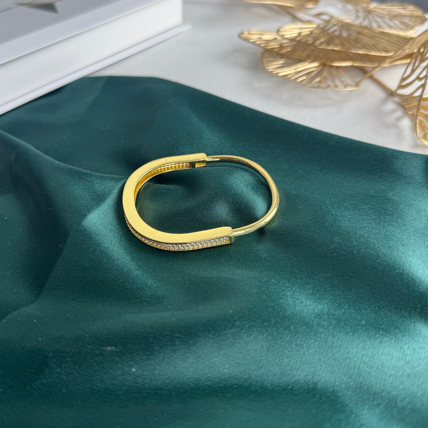 ITALIAN GOLD BANGLE BRACELET.