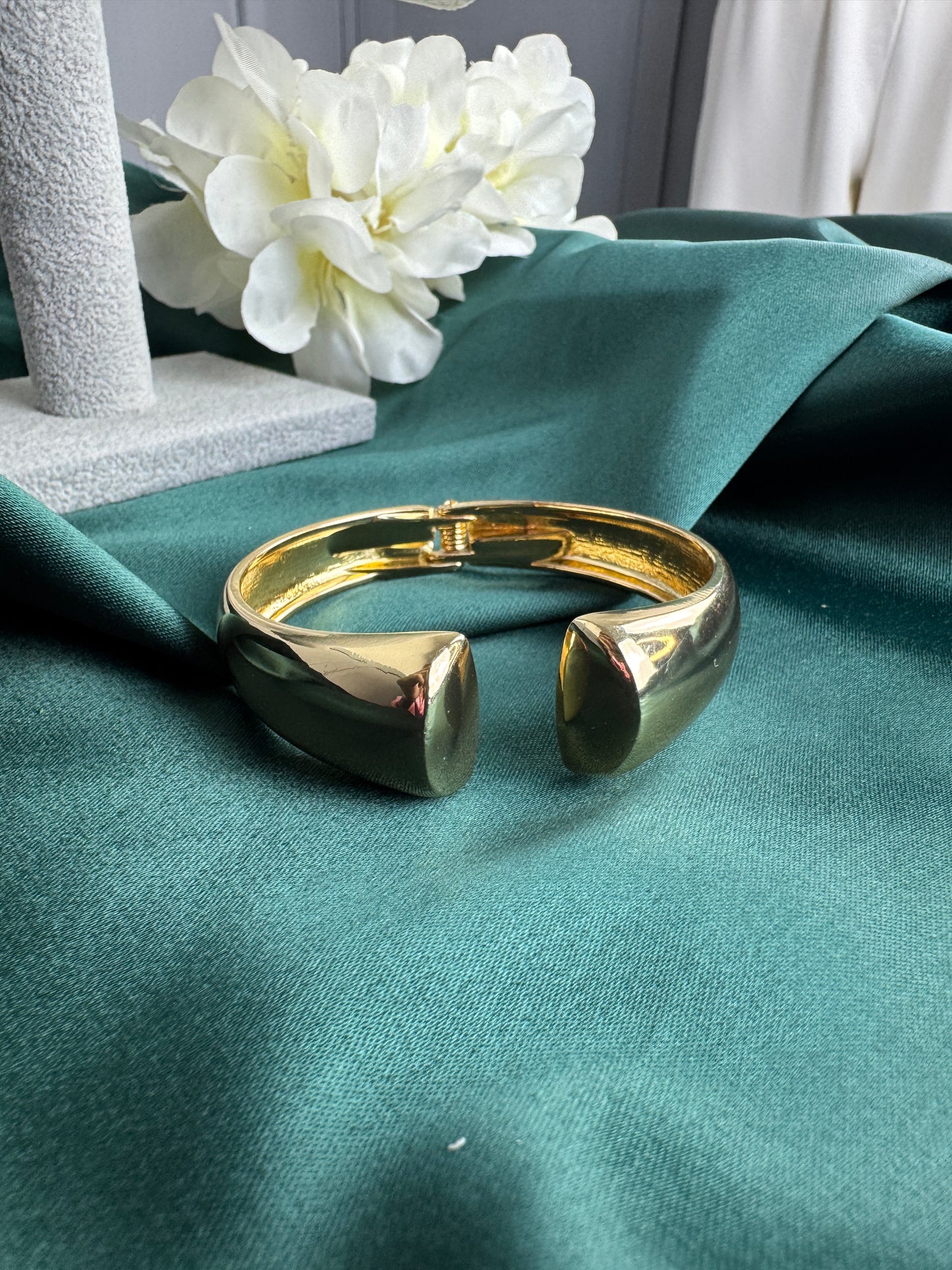 ITALIAN GOLD BANGLE BRACELET