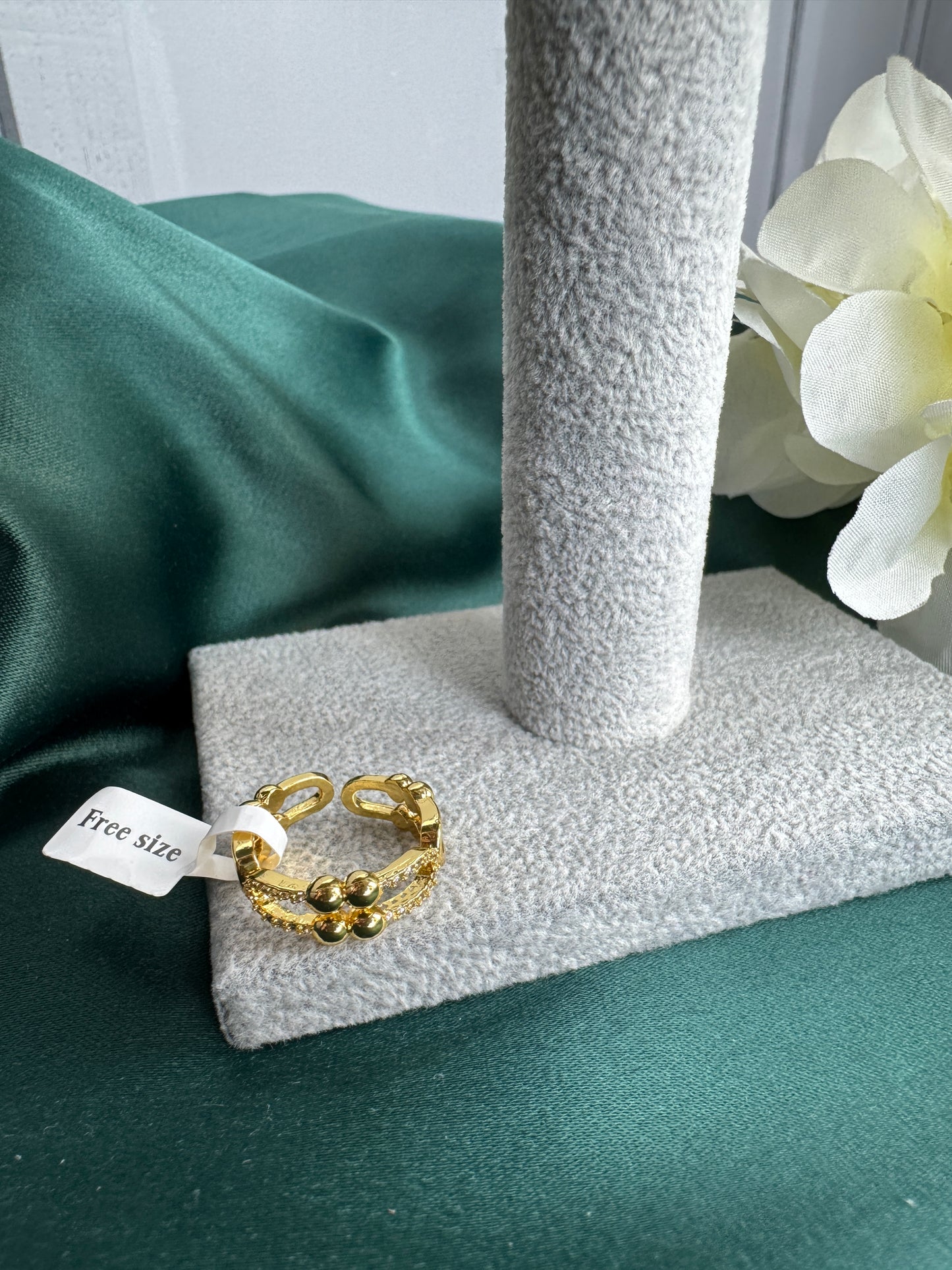 ITALIAN GOLD BRACELET AND RING SET.