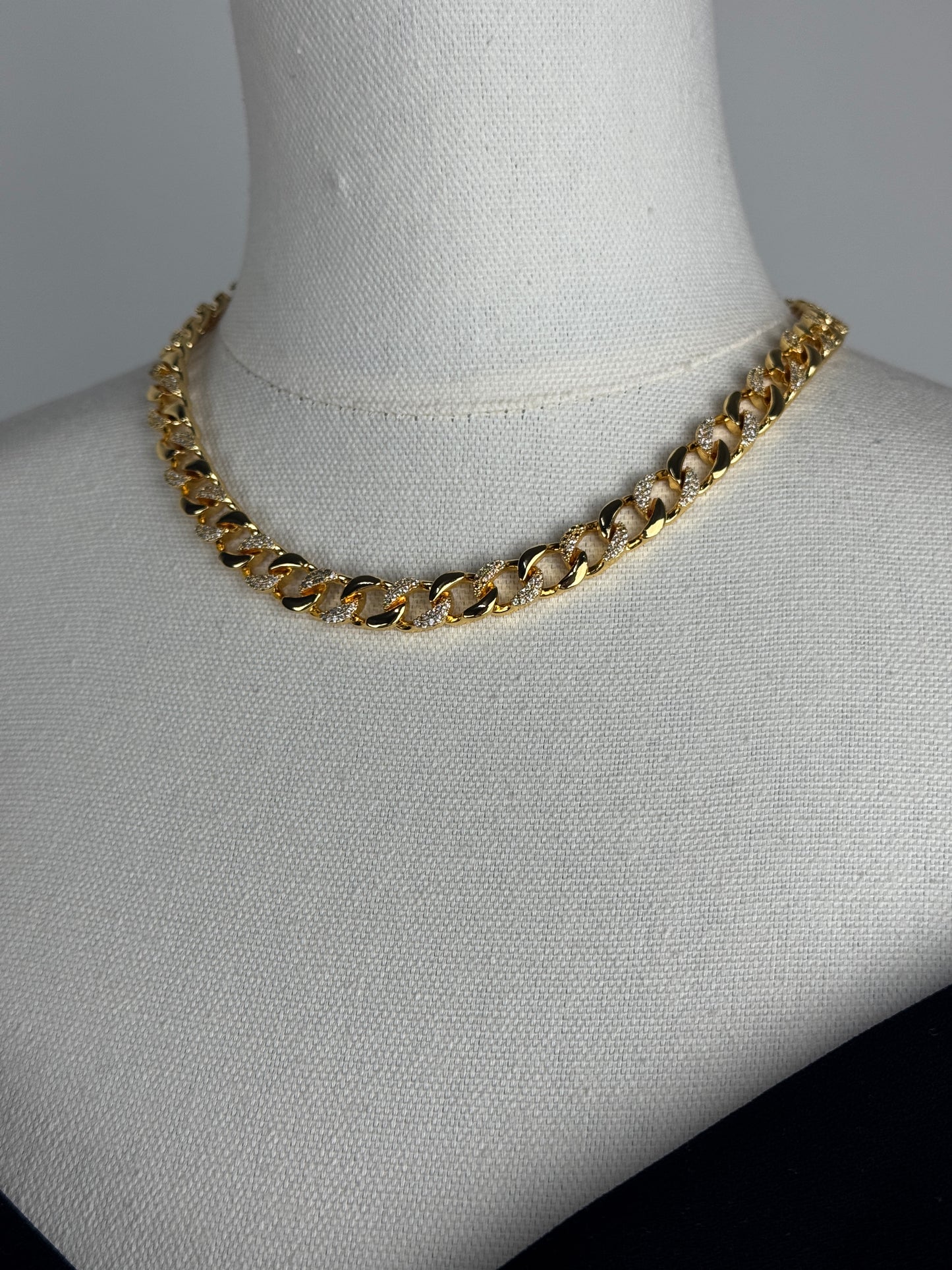 ITALIAN GOLD NECKLACE.