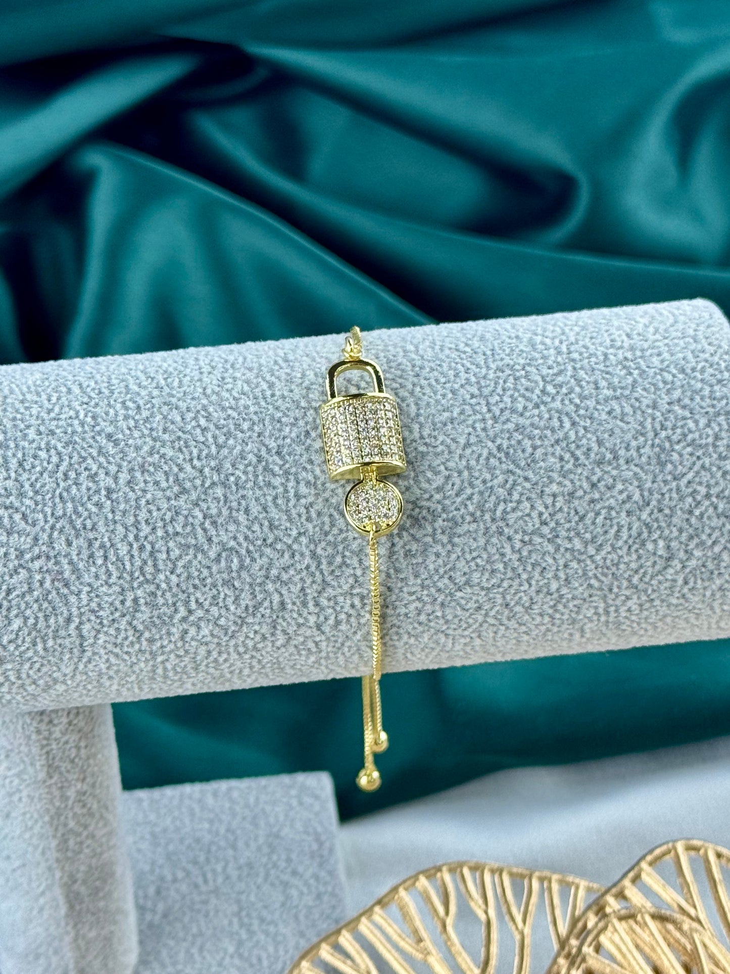 ITALIAN GOLD BRACELET.