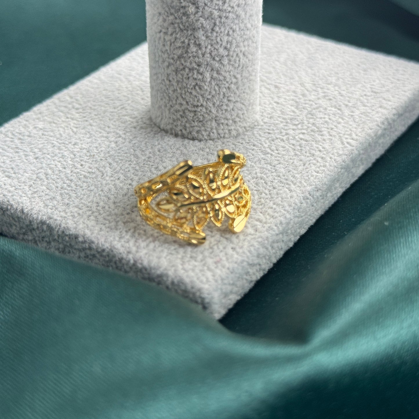 ITALIAN GOLD BRACELET AND RING SET.
