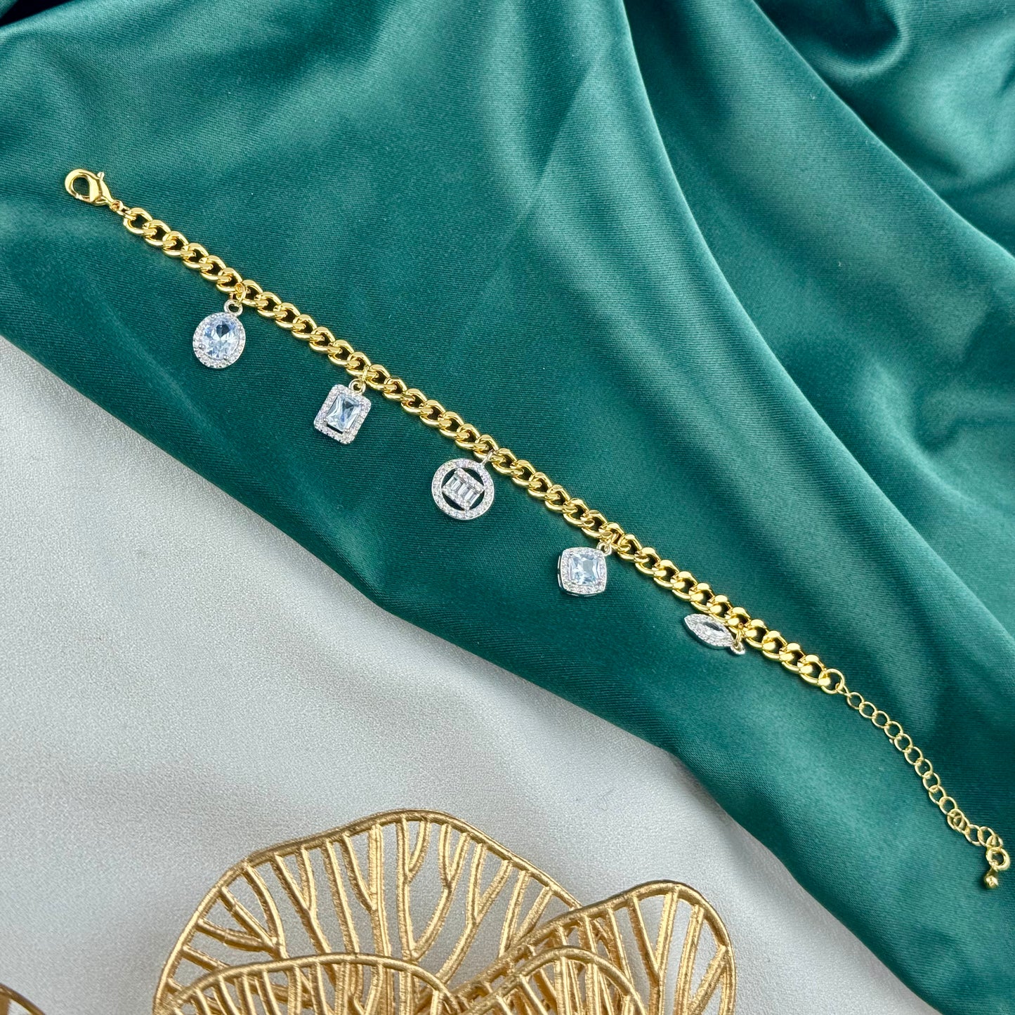 ITALIAN GOLD BRACELET.