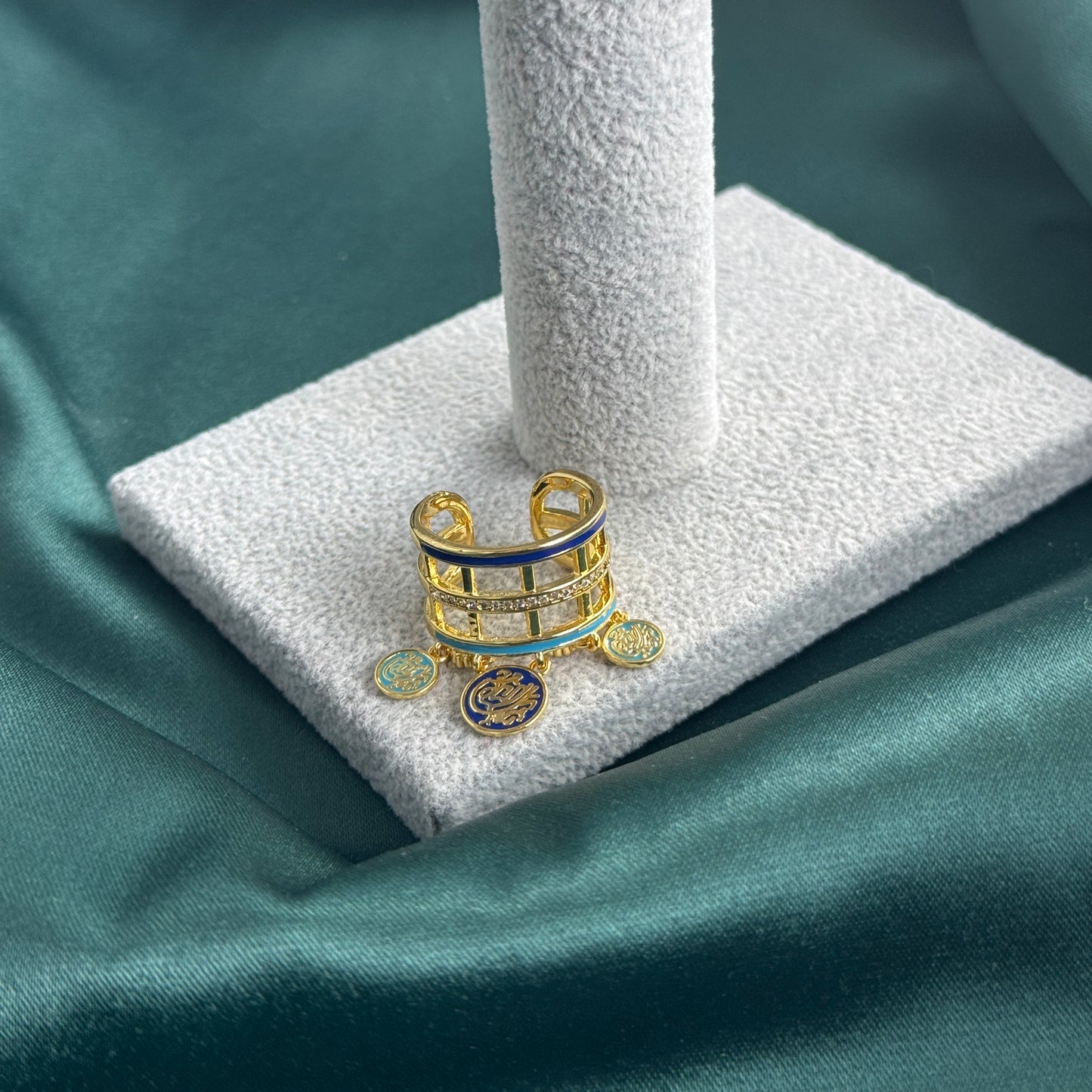 ITALIAN GOLD BRACELET AND RING SET.