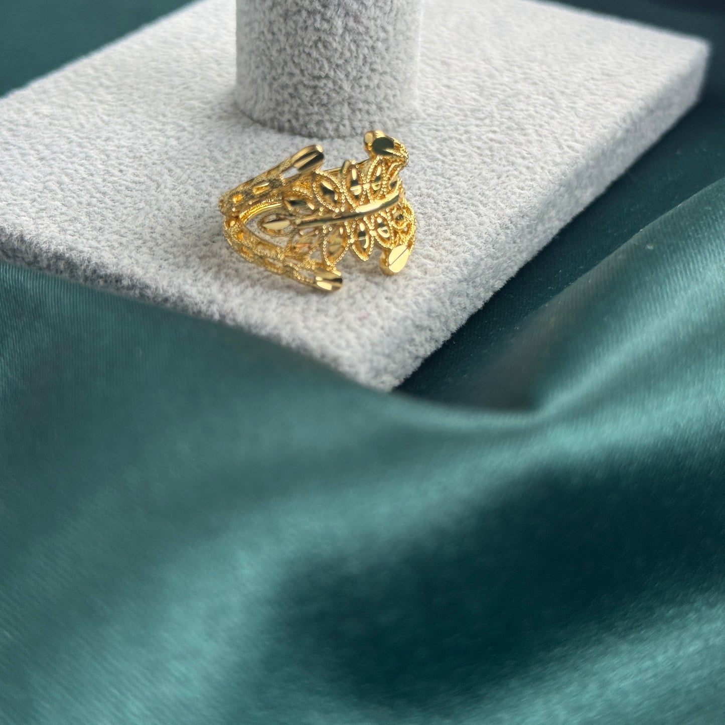 ITALIAN GOLD BRACELET AND RING SET.