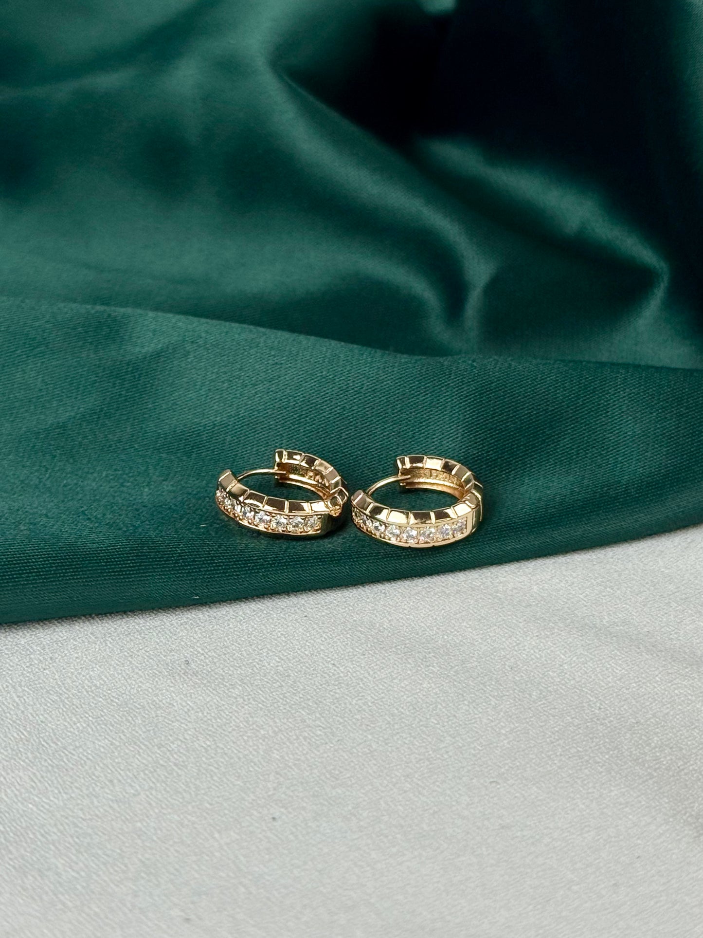ITALIAN GOLD EARRINGS.