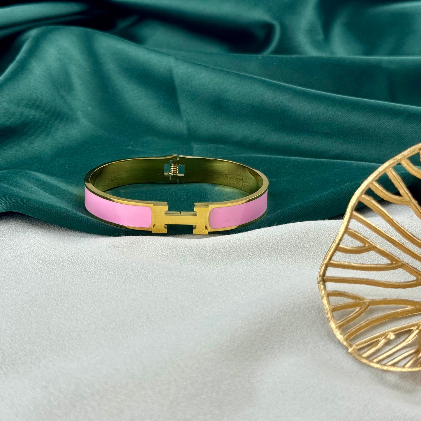 ITALIAN GOLD BANGLE BRACELET.