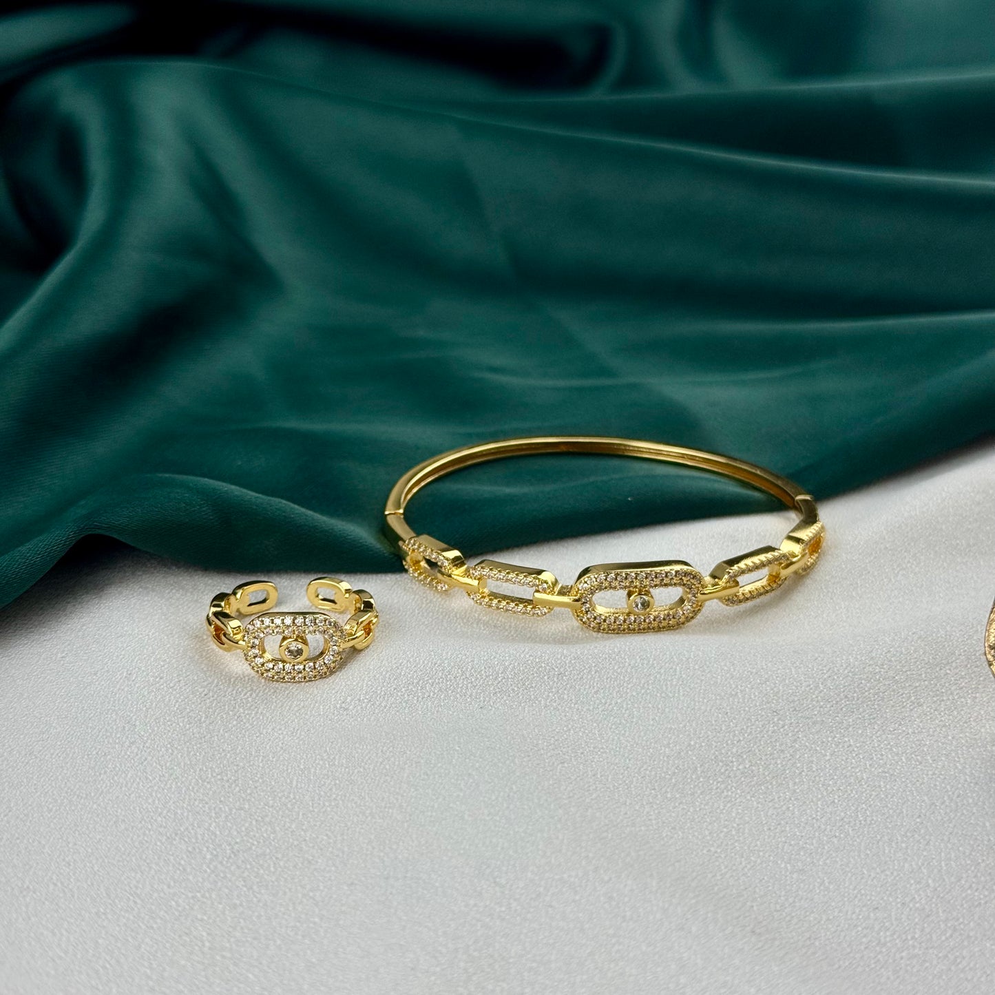 ITALIAN GOLD BRACELET AND RING SET.