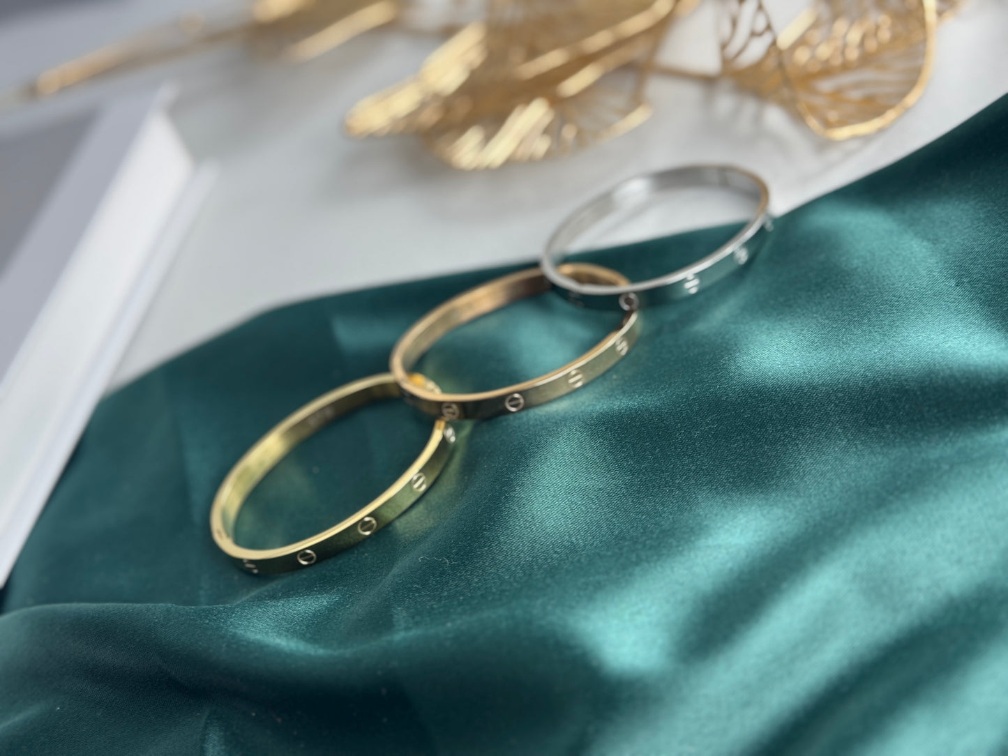 ITALIAN GOLD BANGLE BRACELET.