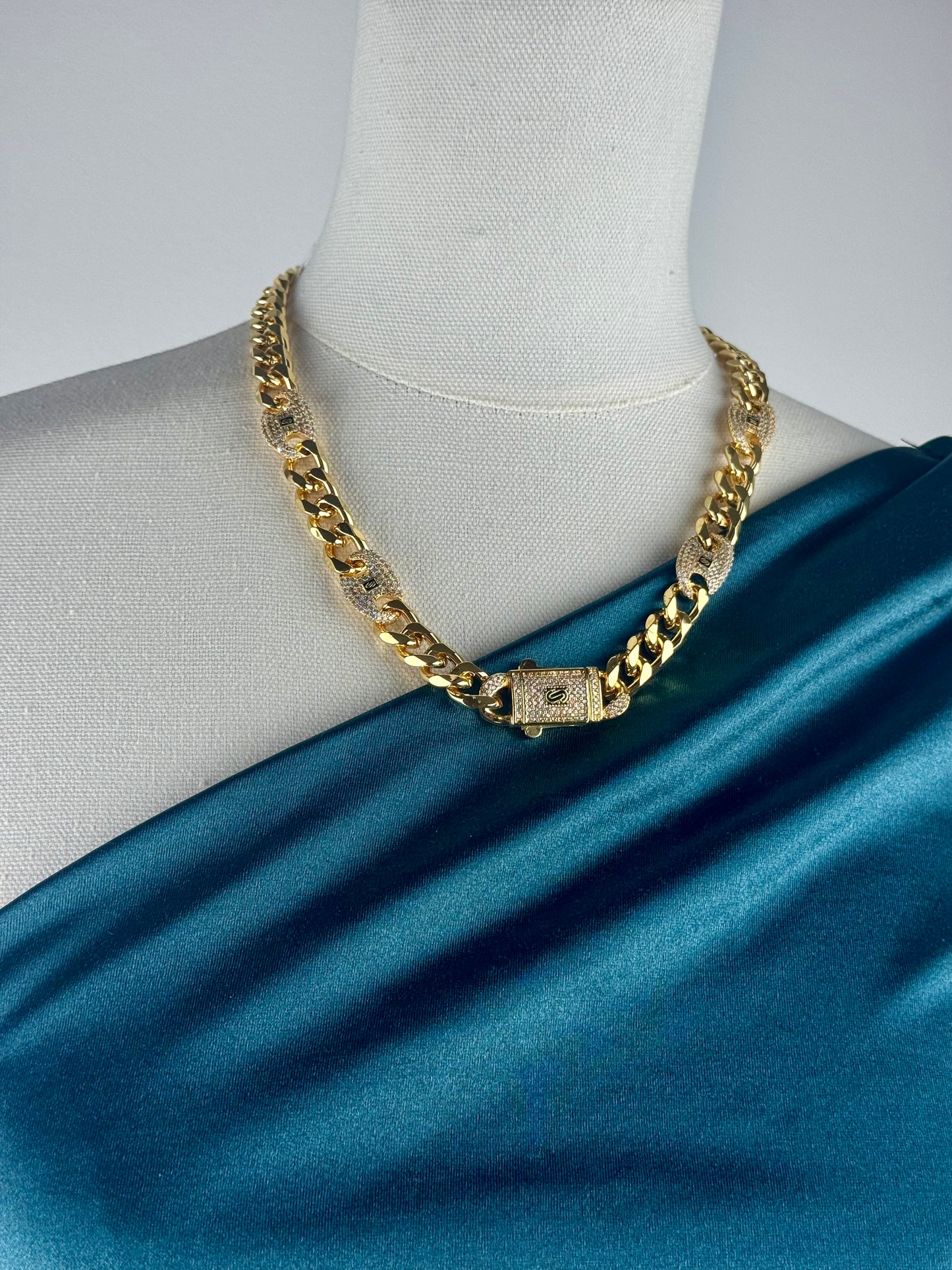 ITALIAN GOLD NECKLACE.