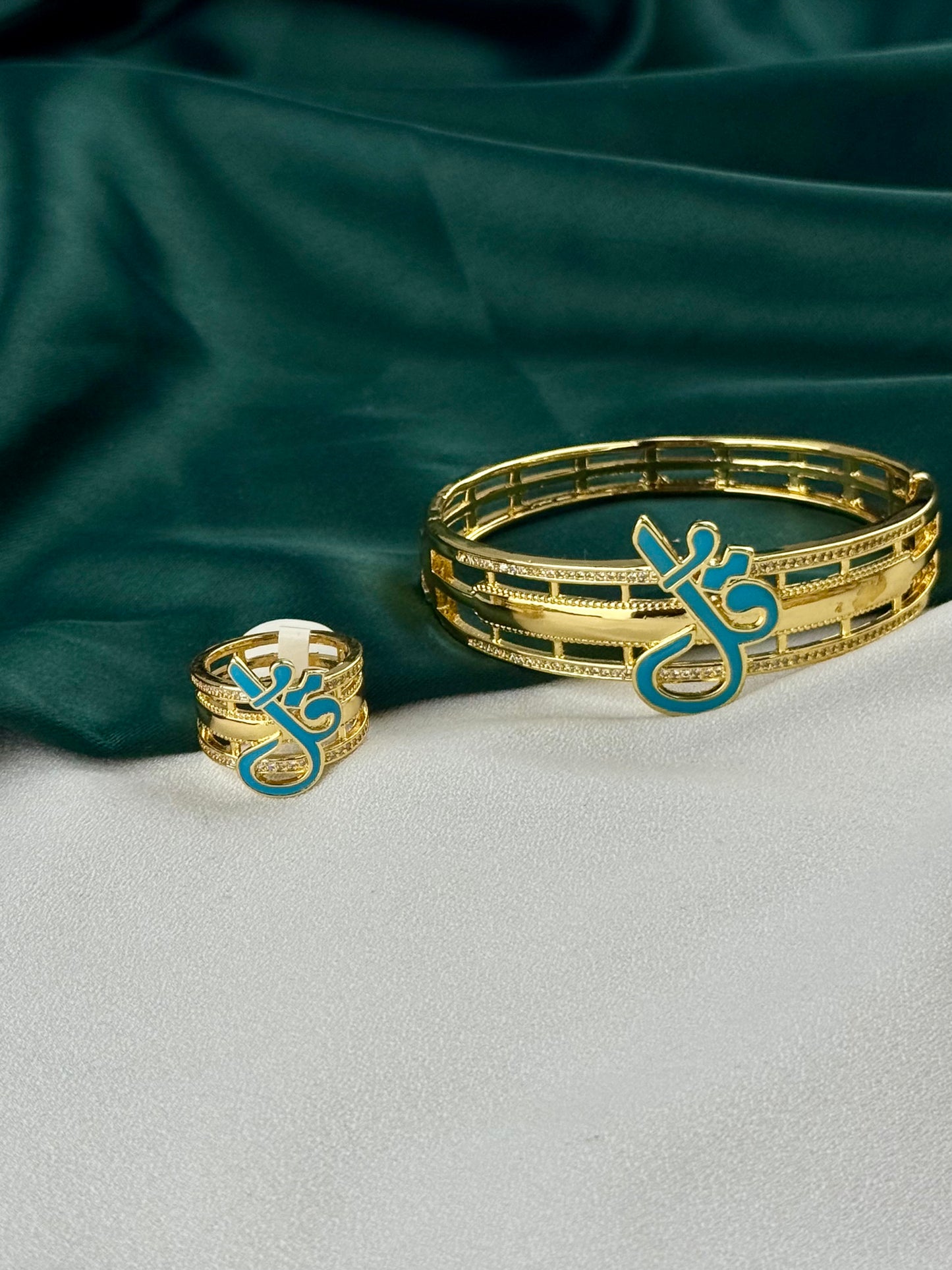 ITALIAN GOLD BRACELET AND RING SET.