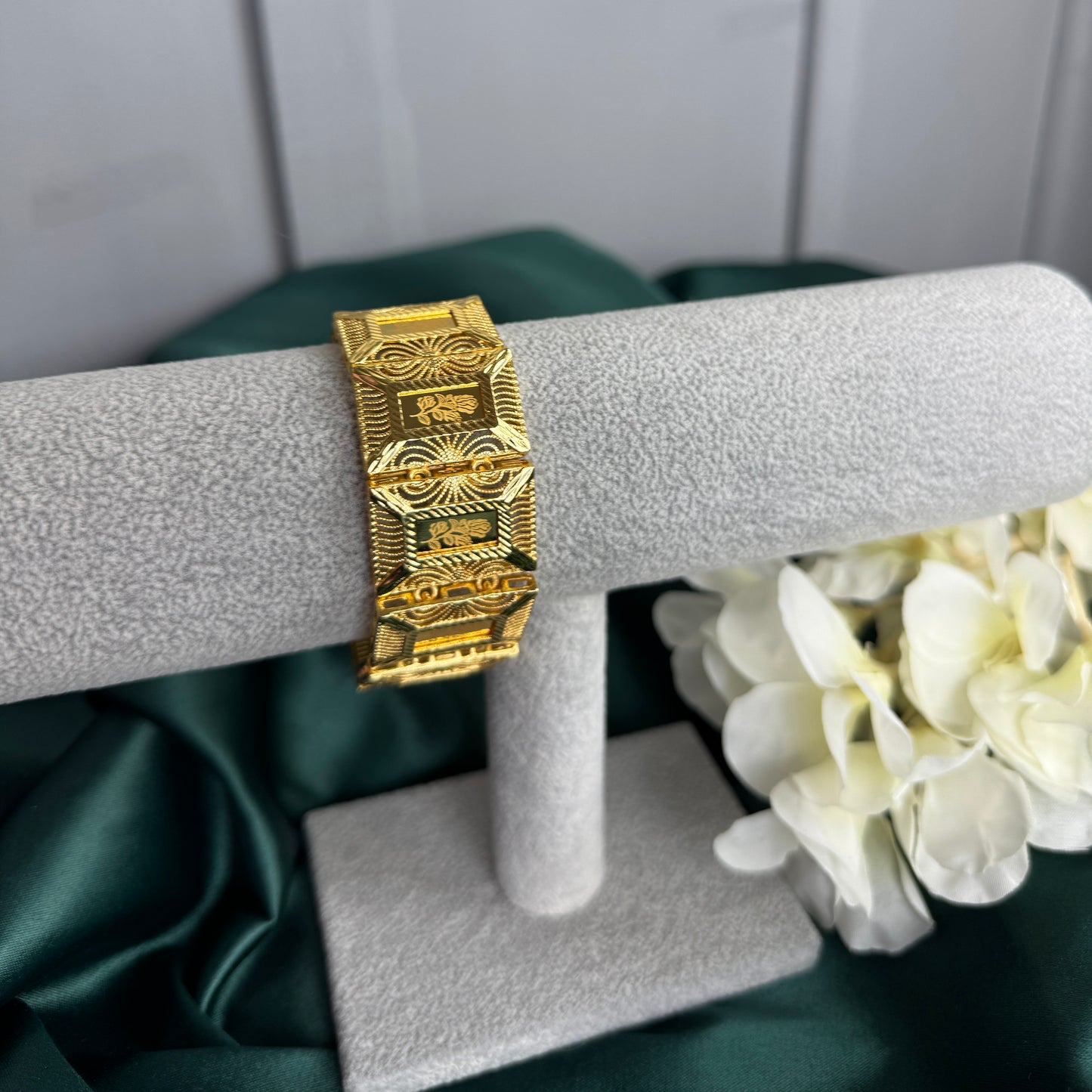 ITALIAN GOLD BRACELET.