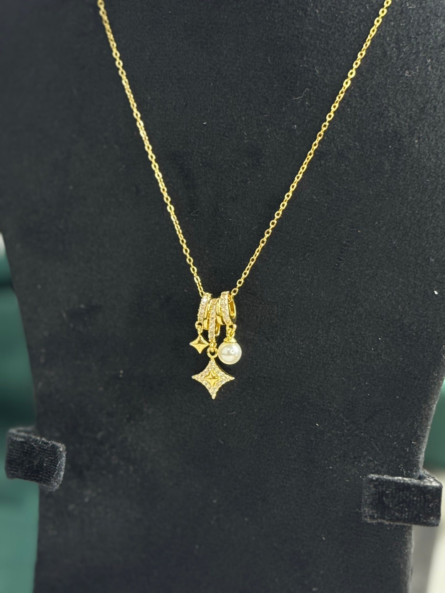ITALIAN GOLD NECKLACE.