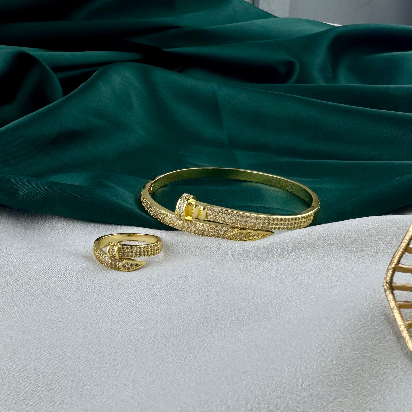 ITALIAN GOLD BRACELET AND RING SET.